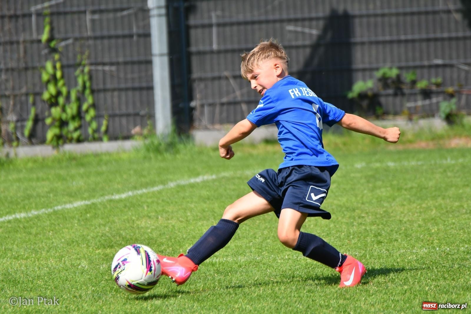 Zdjęcie w galerii na portalu naszraciborz.pl: Młody Widzew bezkonkurencyjny w Raciborzu. Zwyciężył w międzynarodowym V4Cup [FOTO] wiadomości z regionu