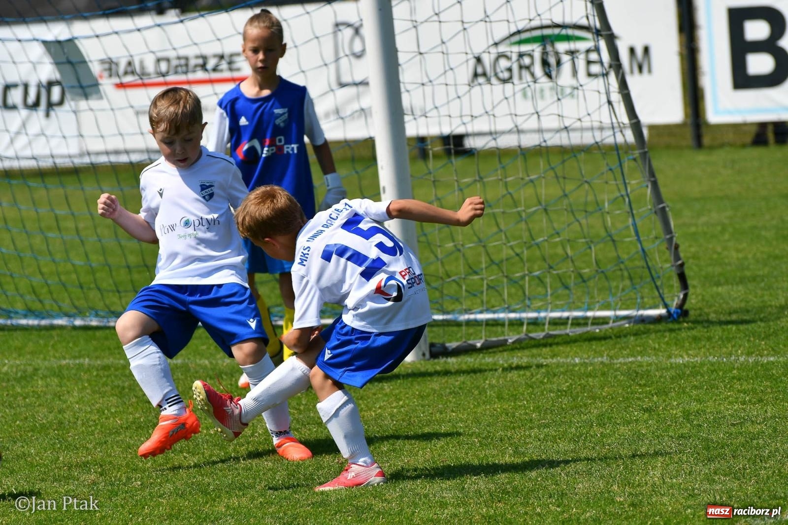 Zdjęcie w galerii na portalu naszraciborz.pl: Młody Widzew bezkonkurencyjny w Raciborzu. Zwyciężył w międzynarodowym V4Cup [FOTO] wiadomości z regionu
