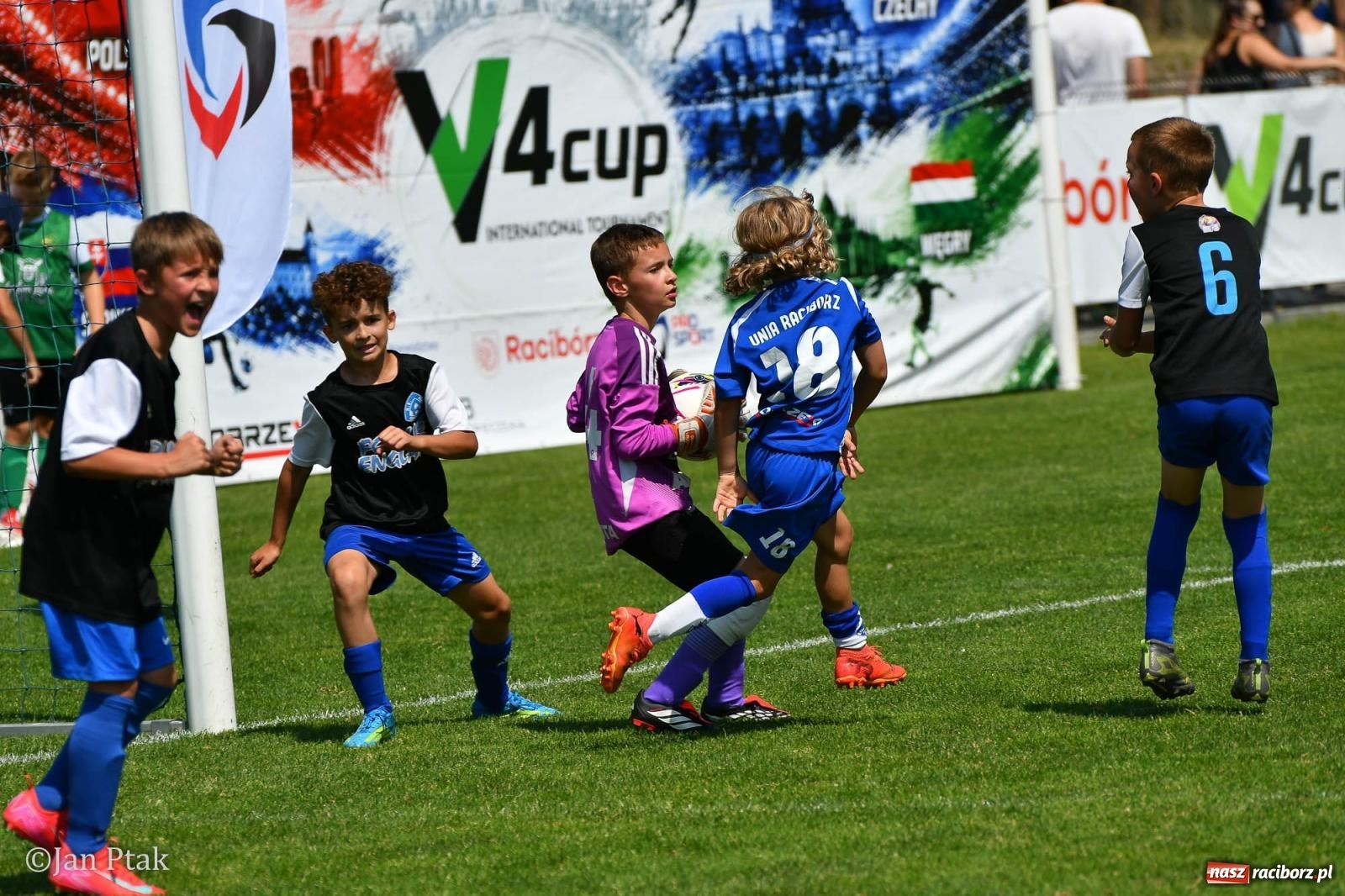 Zdjęcie w galerii na portalu naszraciborz.pl: Młody Widzew bezkonkurencyjny w Raciborzu. Zwyciężył w międzynarodowym V4Cup [FOTO] wiadomości z regionu