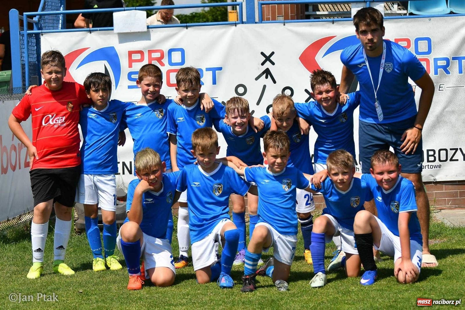 Zdjęcie w galerii na portalu naszraciborz.pl: Młody Widzew bezkonkurencyjny w Raciborzu. Zwyciężył w międzynarodowym V4Cup [FOTO] wiadomości z regionu