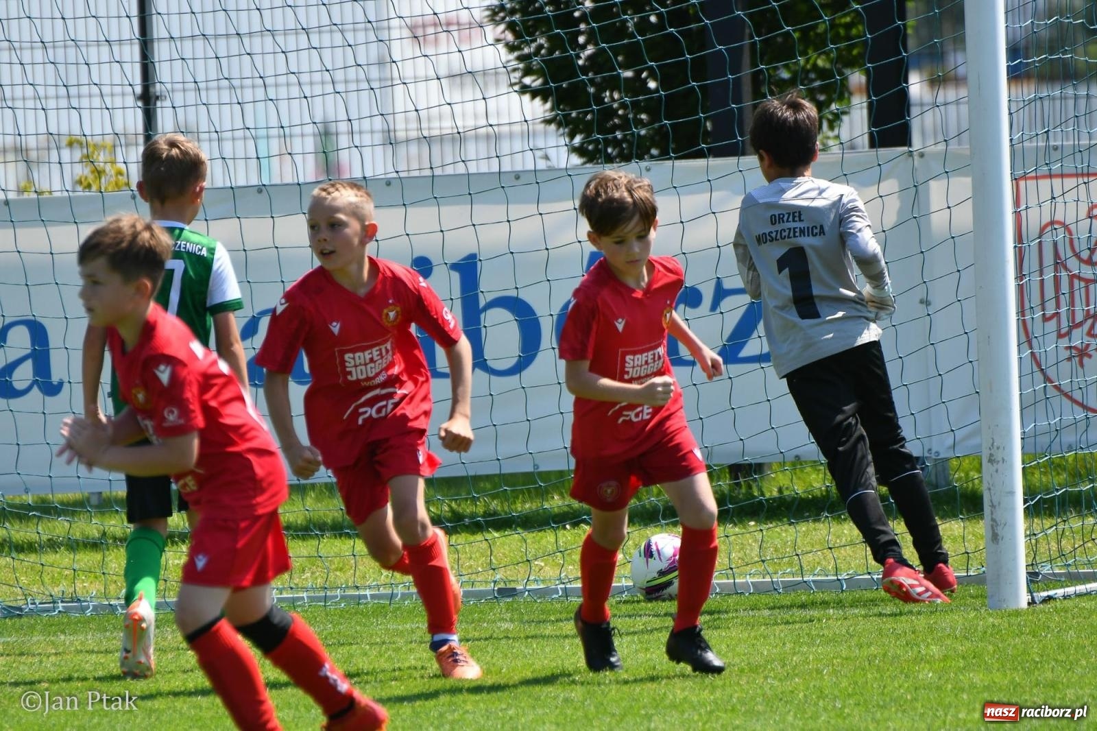 Zdjęcie w galerii na portalu naszraciborz.pl: Młody Widzew bezkonkurencyjny w Raciborzu. Zwyciężył w międzynarodowym V4Cup [FOTO] wiadomości z regionu