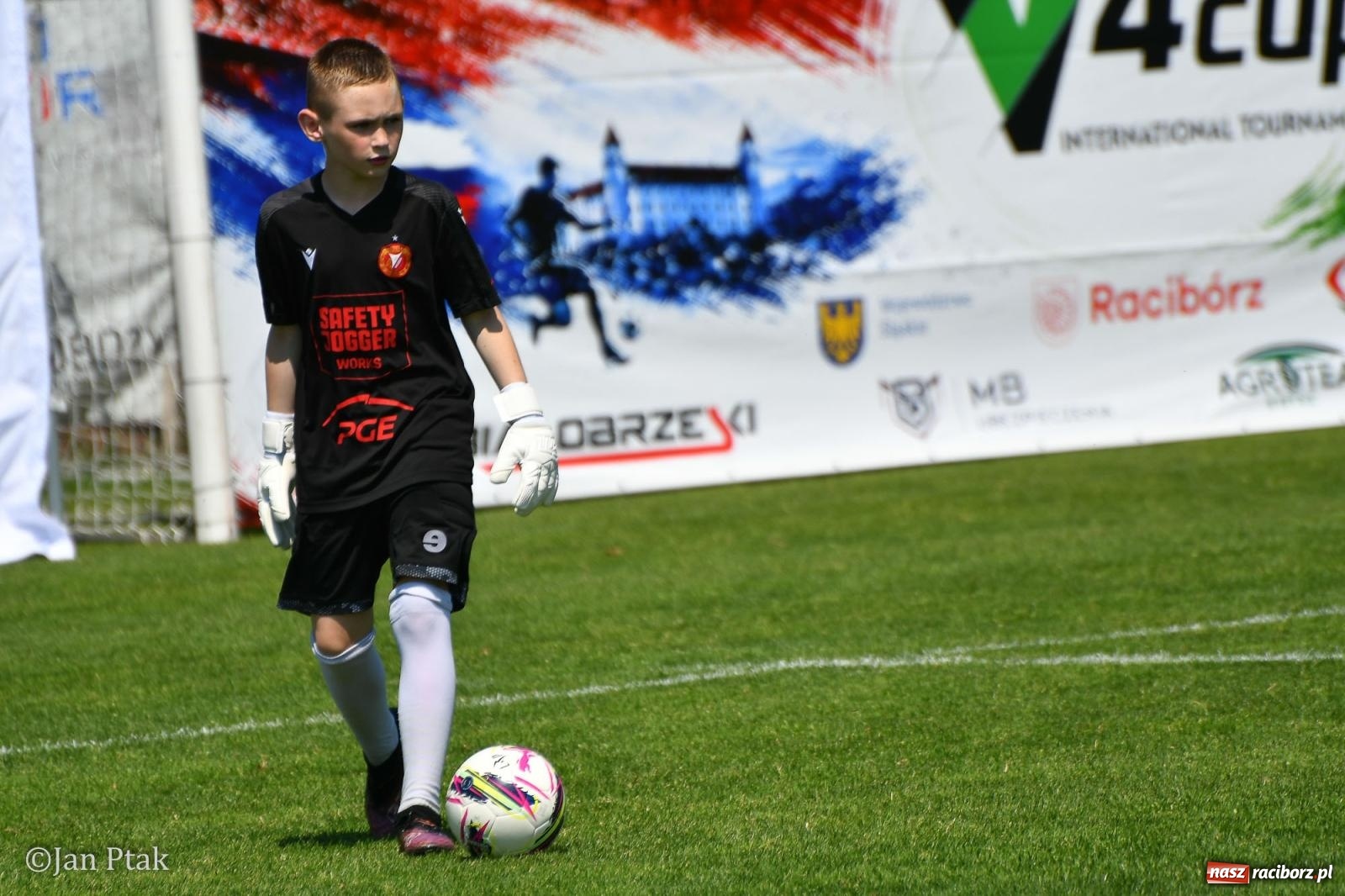 Zdjęcie w galerii na portalu naszraciborz.pl: Młody Widzew bezkonkurencyjny w Raciborzu. Zwyciężył w międzynarodowym V4Cup [FOTO] wiadomości z regionu