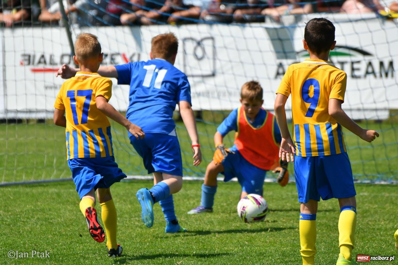 Zdjęcie w galerii na portalu naszraciborz.pl: Młody Widzew bezkonkurencyjny w Raciborzu. Zwyciężył w międzynarodowym V4Cup [FOTO] wiadomości z regionu