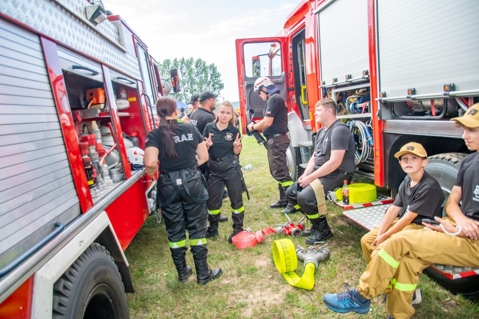 Zdjęcie w galerii na portalu naszraciborz.pl: Roszków, Owsiszcze i Bolesław z Pucharami Wójta Gminy Krzyżanowice wiadomości z regionu