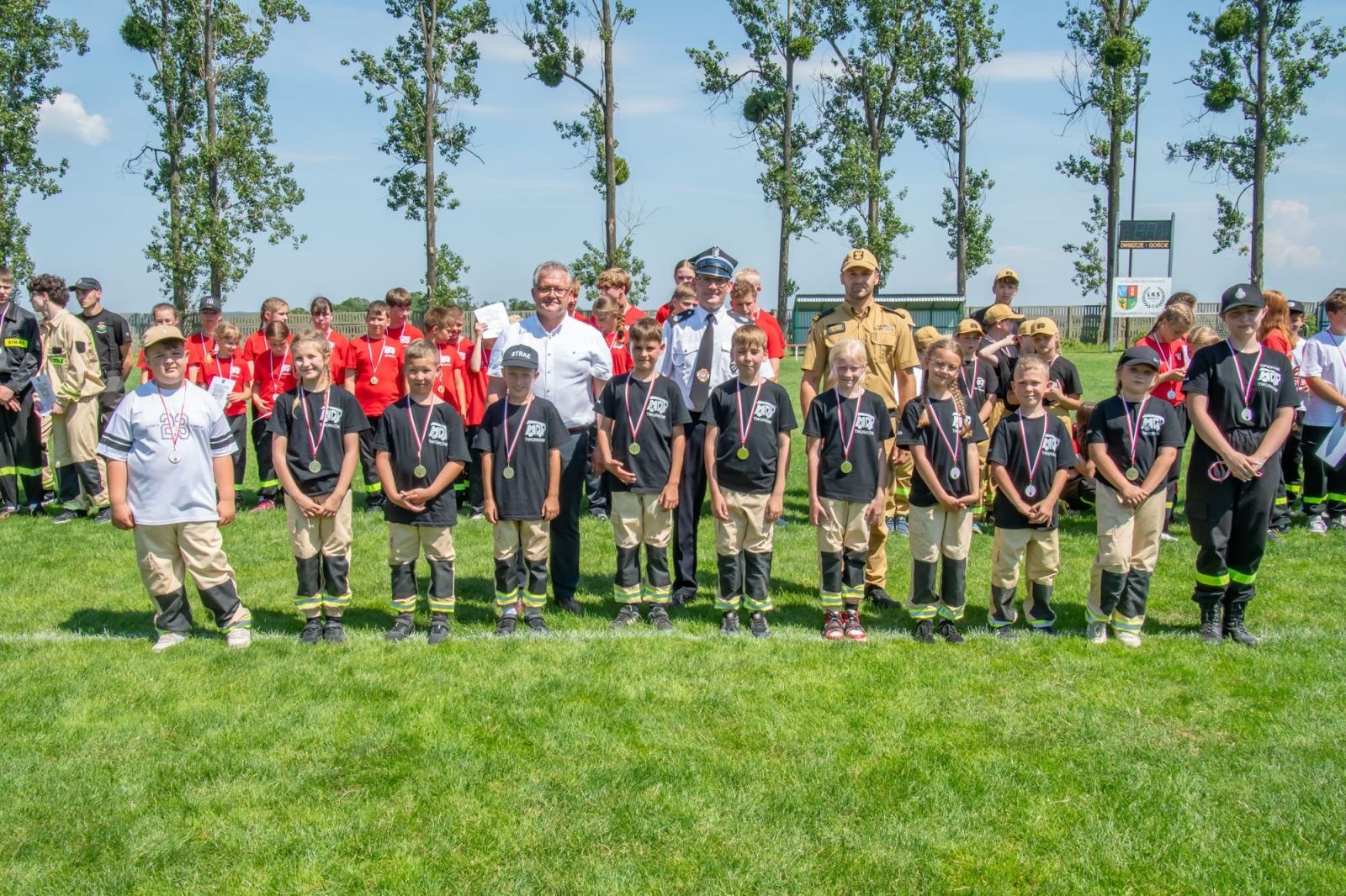 Zdjęcie w galerii na portalu naszraciborz.pl: Roszków, Owsiszcze i Bolesław z Pucharami Wójta Gminy Krzyżanowice wiadomości z regionu