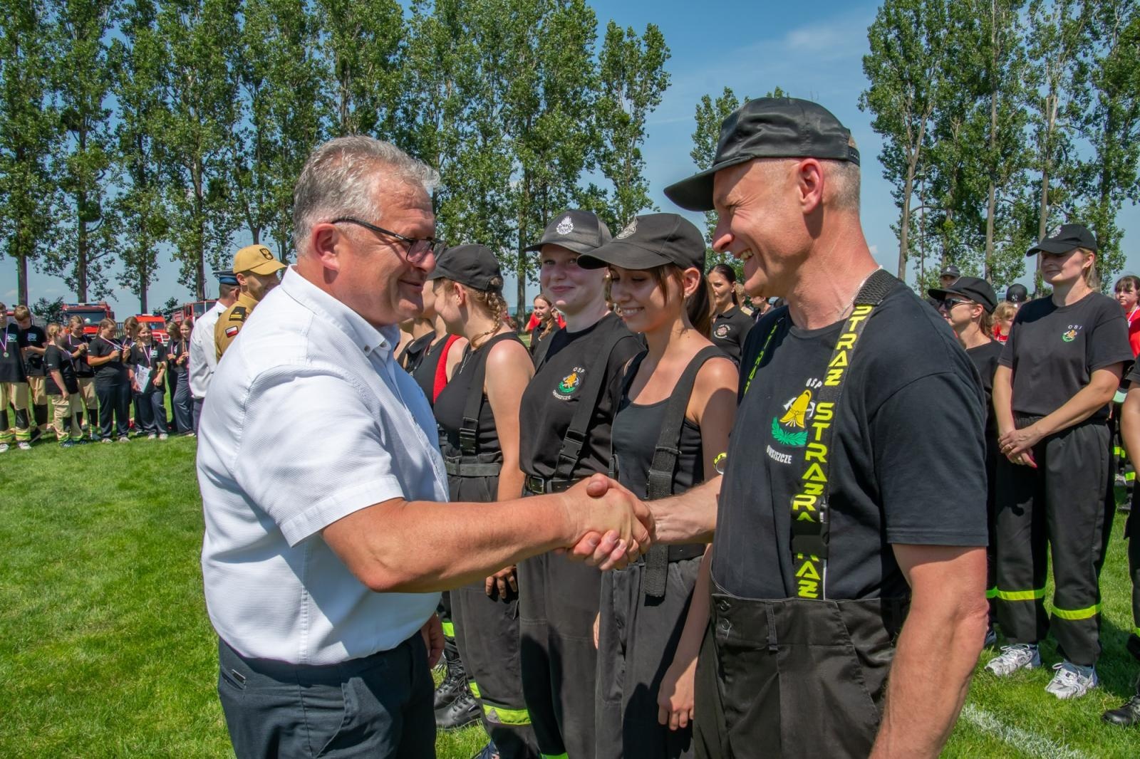 Zdjęcie w galerii na portalu naszraciborz.pl: Roszków, Owsiszcze i Bolesław z Pucharami Wójta Gminy Krzyżanowice wiadomości z regionu
