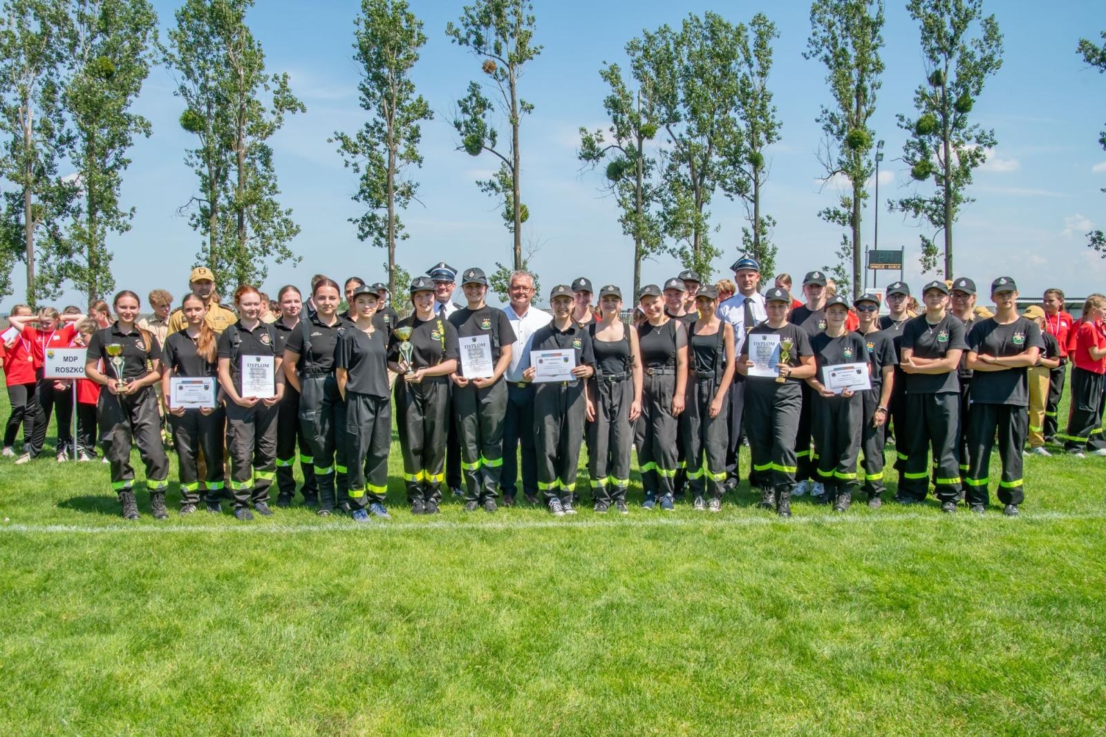 Zdjęcie w galerii na portalu naszraciborz.pl: Roszków, Owsiszcze i Bolesław z Pucharami Wójta Gminy Krzyżanowice wiadomości z regionu