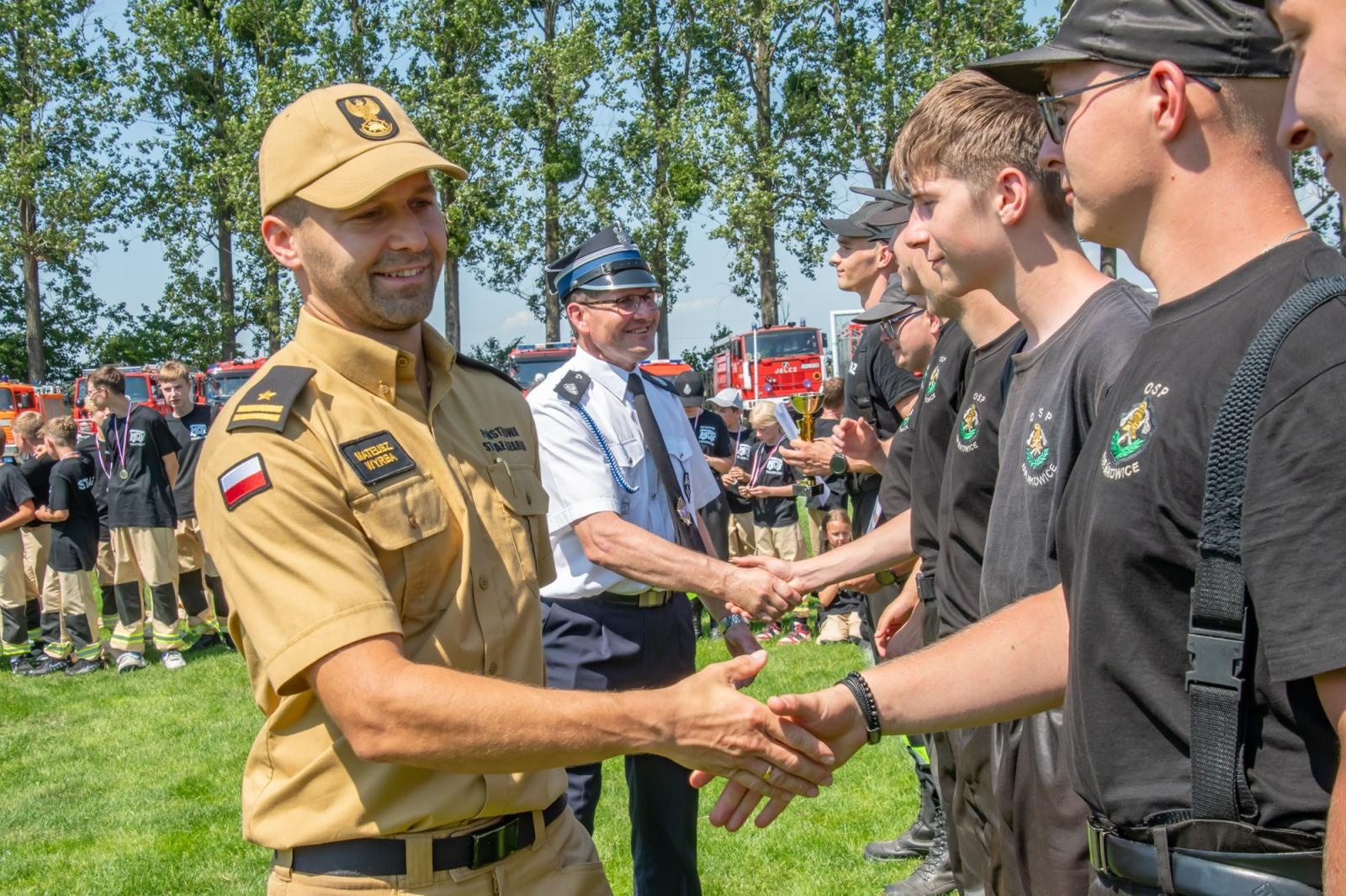 Zdjęcie w galerii na portalu naszraciborz.pl: Roszków, Owsiszcze i Bolesław z Pucharami Wójta Gminy Krzyżanowice wiadomości z regionu