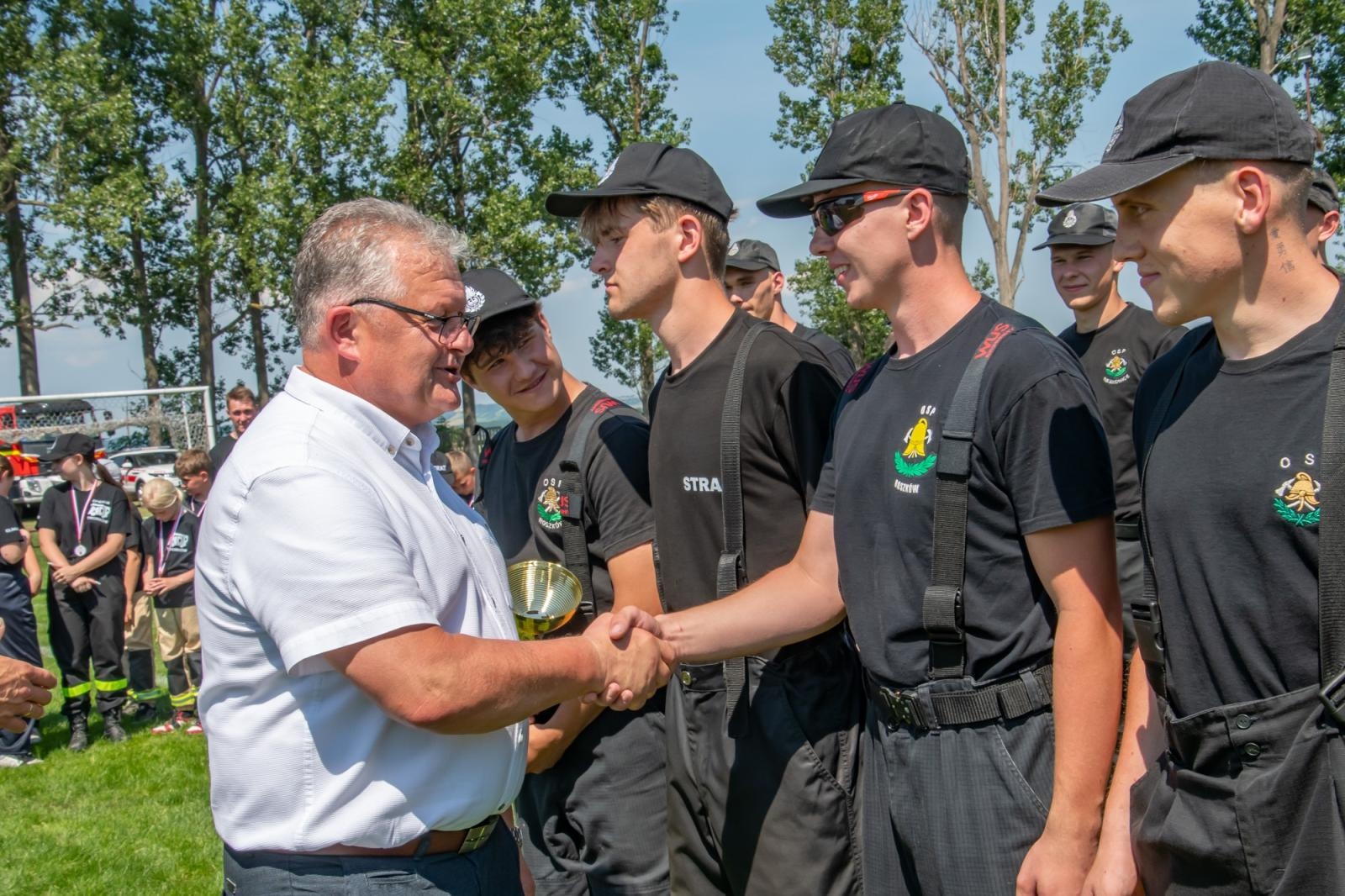 Zdjęcie w galerii na portalu naszraciborz.pl: Roszków, Owsiszcze i Bolesław z Pucharami Wójta Gminy Krzyżanowice wiadomości z regionu
