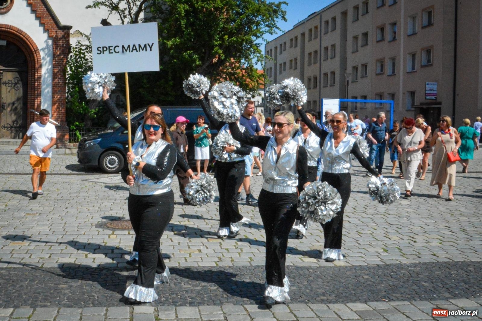 Zdjęcie w galerii na portalu naszraciborz.pl: Międzynarodowe Spotkania Artystyczne w Raciborzu. Barwny korowód przeszedł ulicami miasta wiadomości z regionu