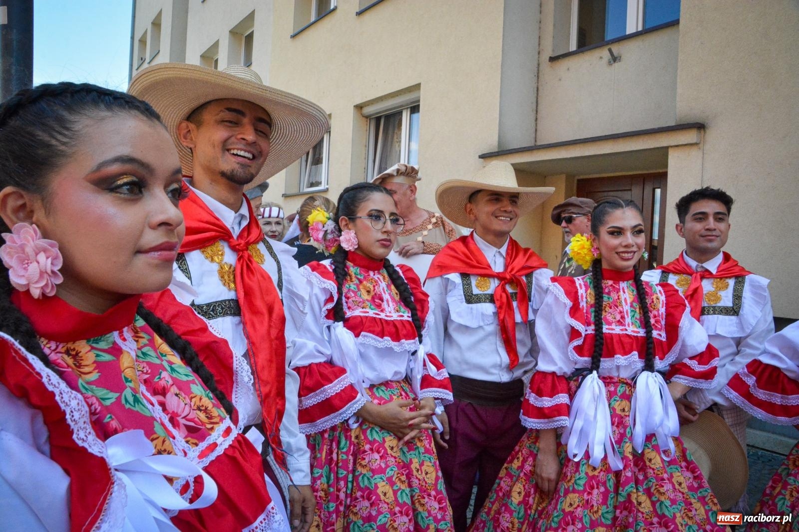 Zdjęcie w galerii na portalu naszraciborz.pl: Międzynarodowe Spotkania Artystyczne w Raciborzu. Barwny korowód przeszedł ulicami miasta wiadomości z regionu