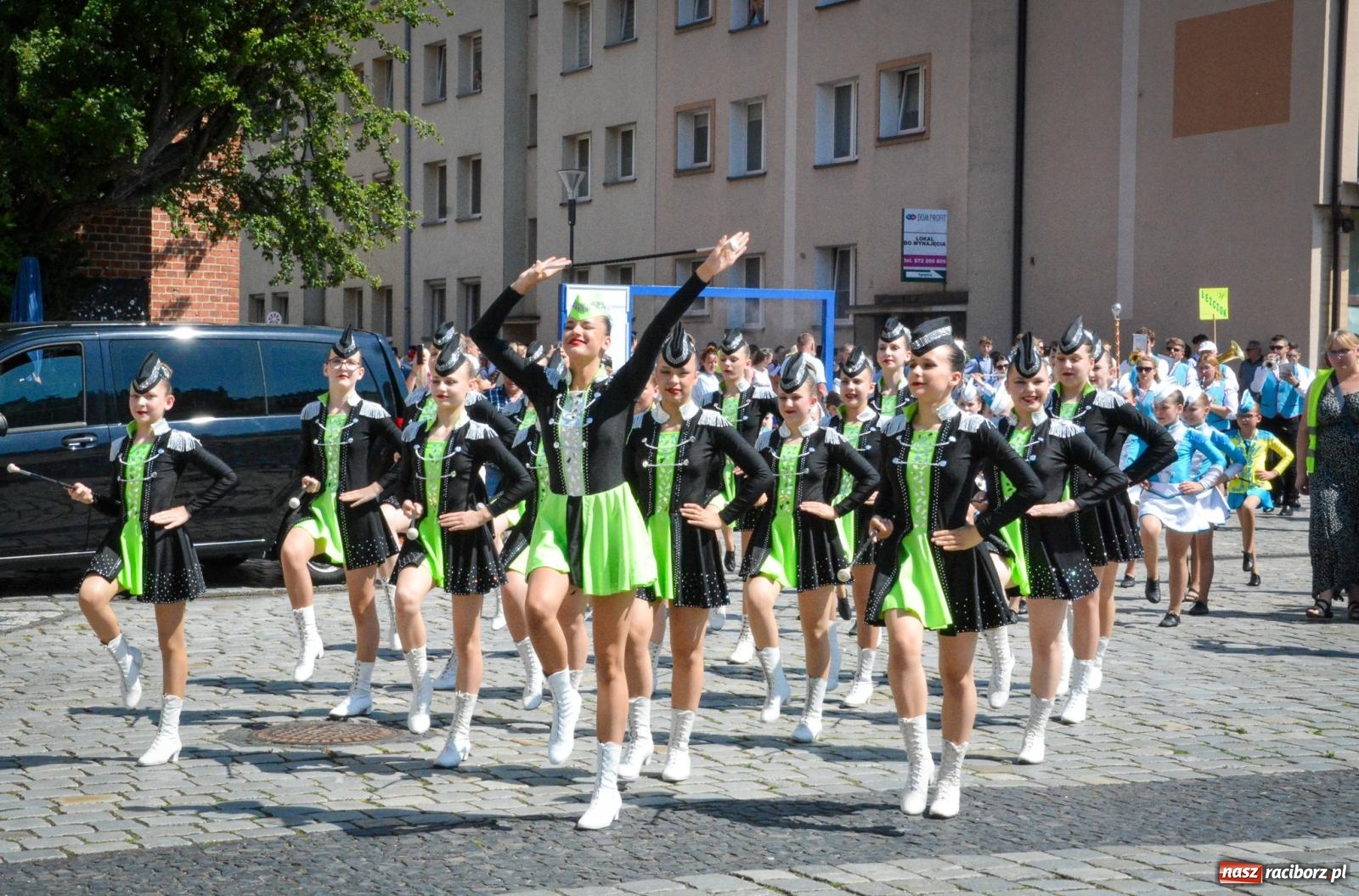 Zdjęcie w galerii na portalu naszraciborz.pl: Międzynarodowe Spotkania Artystyczne w Raciborzu. Barwny korowód przeszedł ulicami miasta wiadomości z regionu