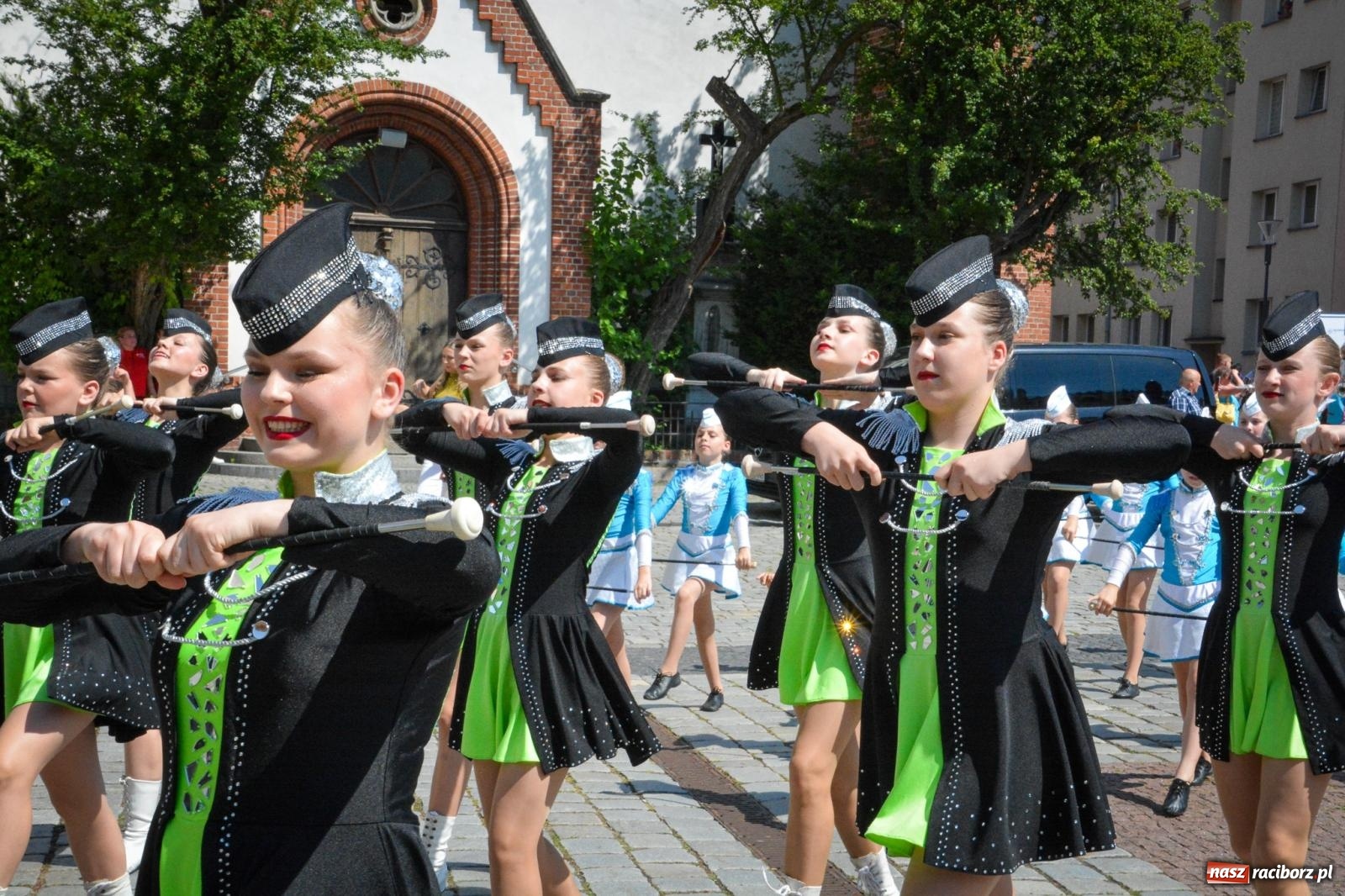 Zdjęcie w galerii na portalu naszraciborz.pl: Międzynarodowe Spotkania Artystyczne w Raciborzu. Barwny korowód przeszedł ulicami miasta wiadomości z regionu
