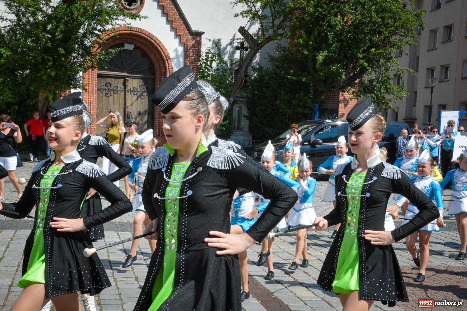 Zdjęcie w galerii na portalu naszraciborz.pl: Międzynarodowe Spotkania Artystyczne w Raciborzu. Barwny korowód przeszedł ulicami miasta wiadomości z regionu