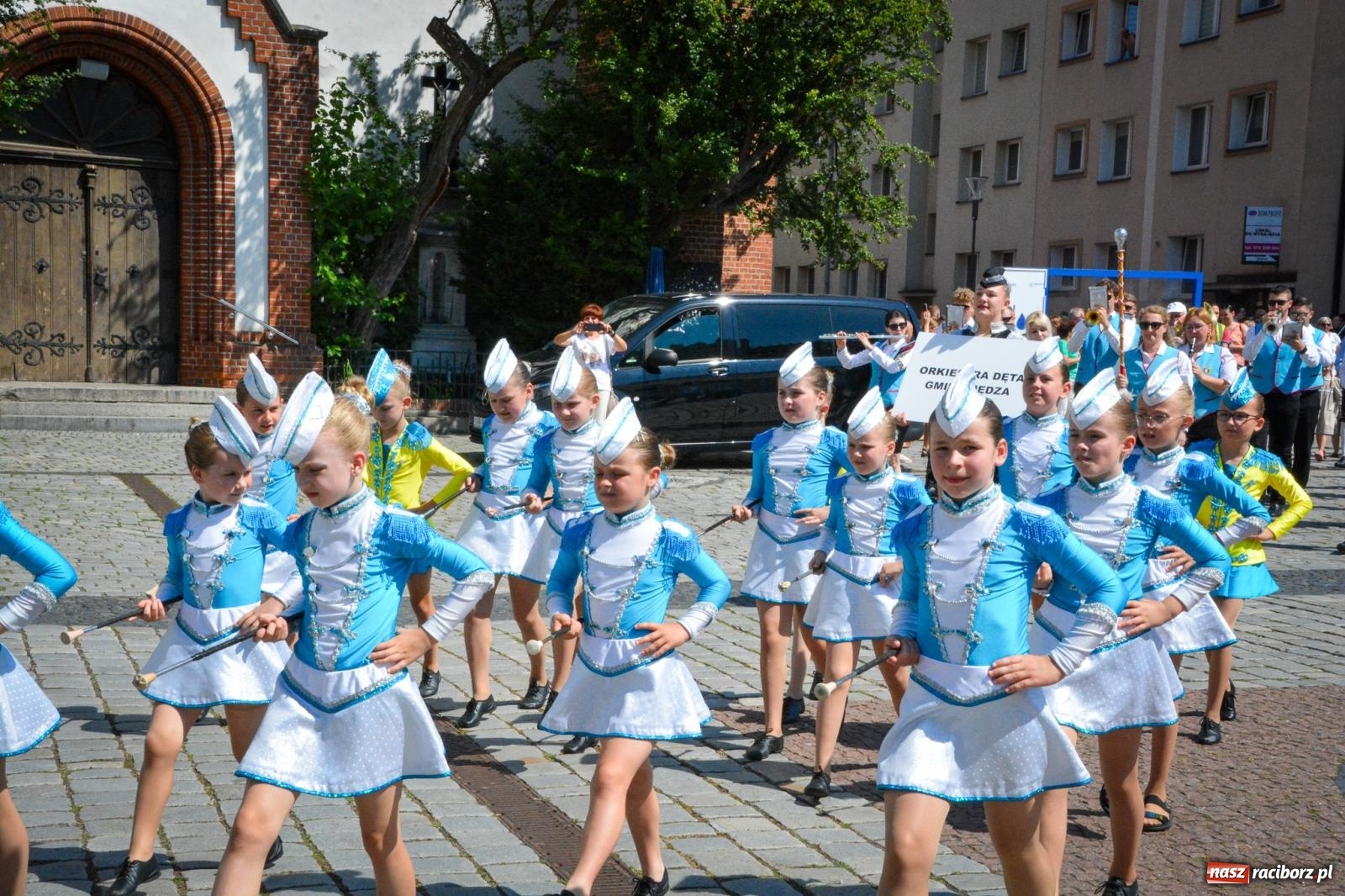 Zdjęcie w galerii na portalu naszraciborz.pl: Międzynarodowe Spotkania Artystyczne w Raciborzu. Barwny korowód przeszedł ulicami miasta wiadomości z regionu