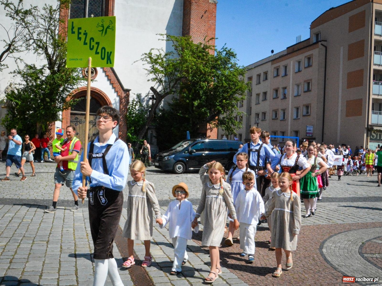 Zdjęcie w galerii na portalu naszraciborz.pl: Międzynarodowe Spotkania Artystyczne w Raciborzu. Barwny korowód przeszedł ulicami miasta wiadomości z regionu