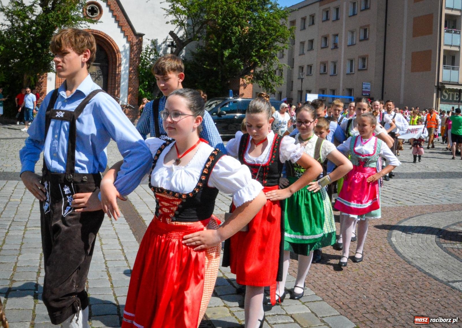 Zdjęcie w galerii na portalu naszraciborz.pl: Międzynarodowe Spotkania Artystyczne w Raciborzu. Barwny korowód przeszedł ulicami miasta wiadomości z regionu