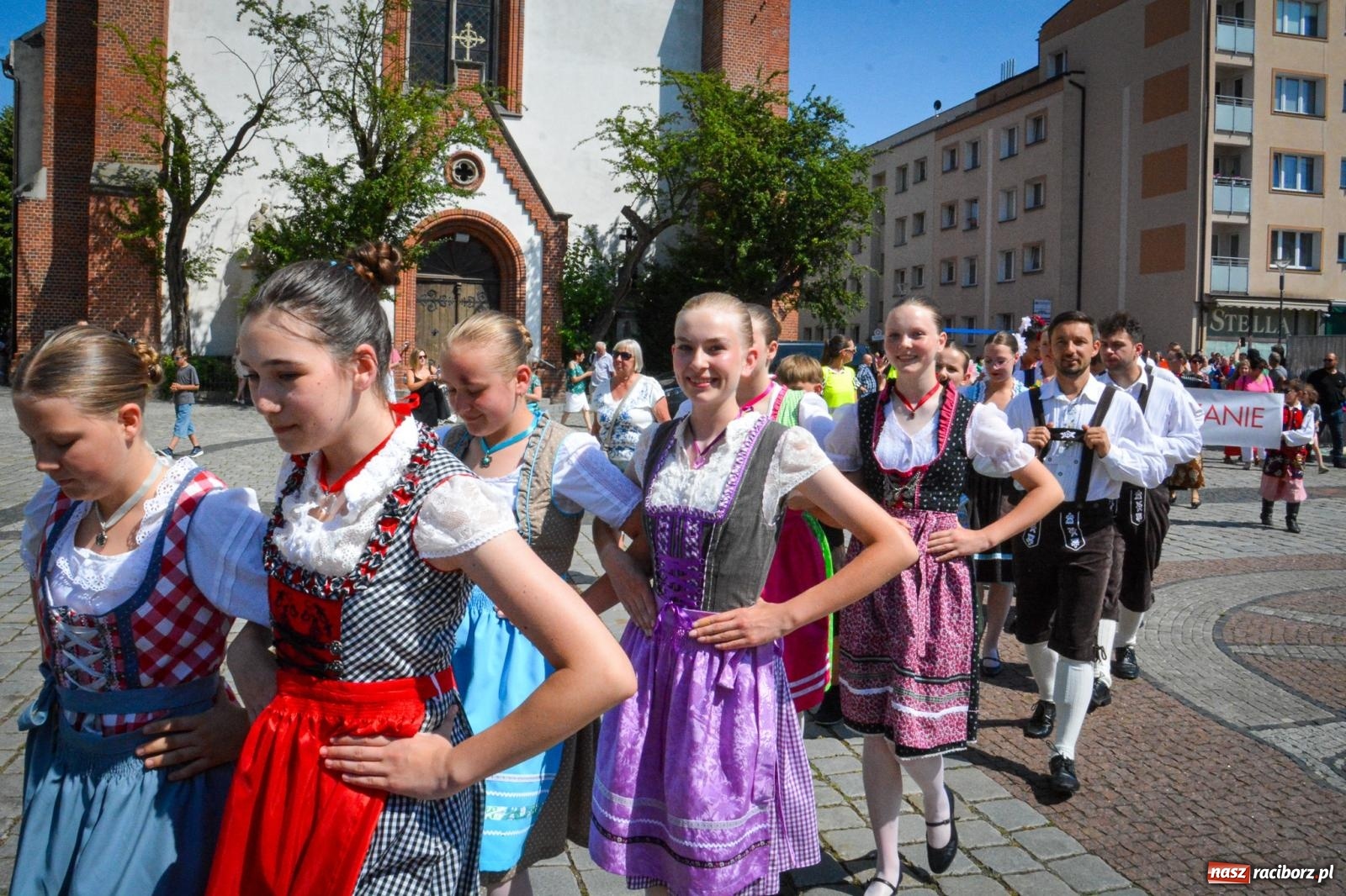 Zdjęcie w galerii na portalu naszraciborz.pl: Międzynarodowe Spotkania Artystyczne w Raciborzu. Barwny korowód przeszedł ulicami miasta wiadomości z regionu