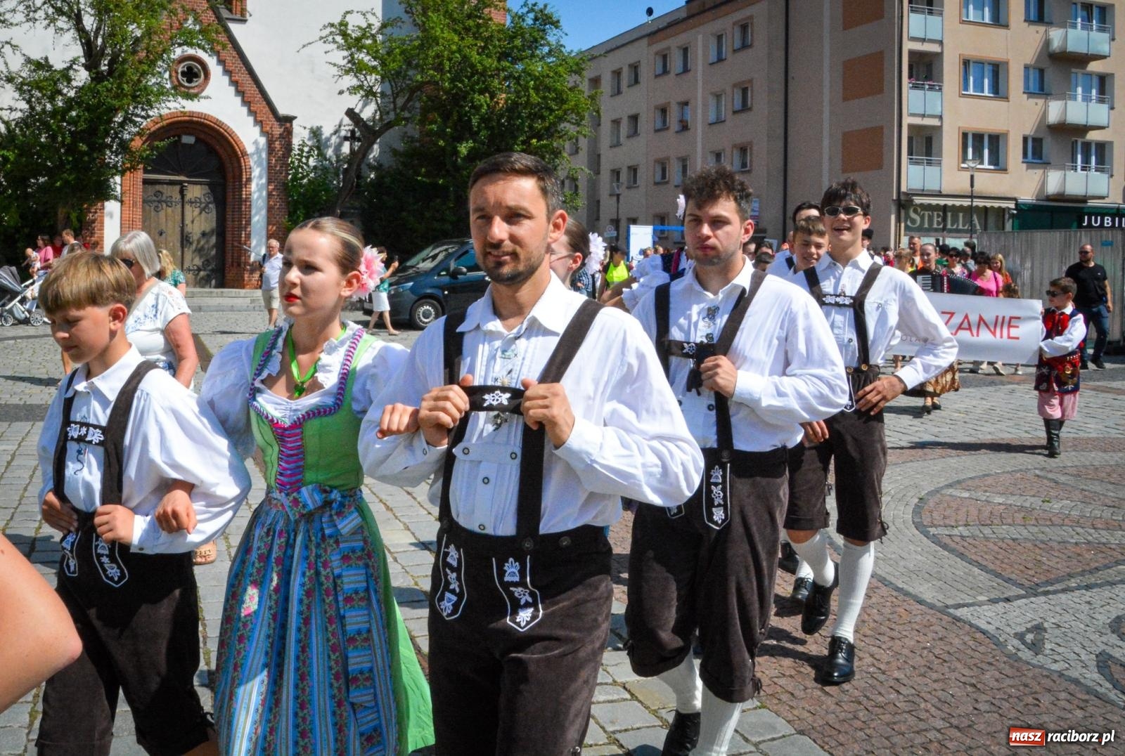 Zdjęcie w galerii na portalu naszraciborz.pl: Międzynarodowe Spotkania Artystyczne w Raciborzu. Barwny korowód przeszedł ulicami miasta wiadomości z regionu