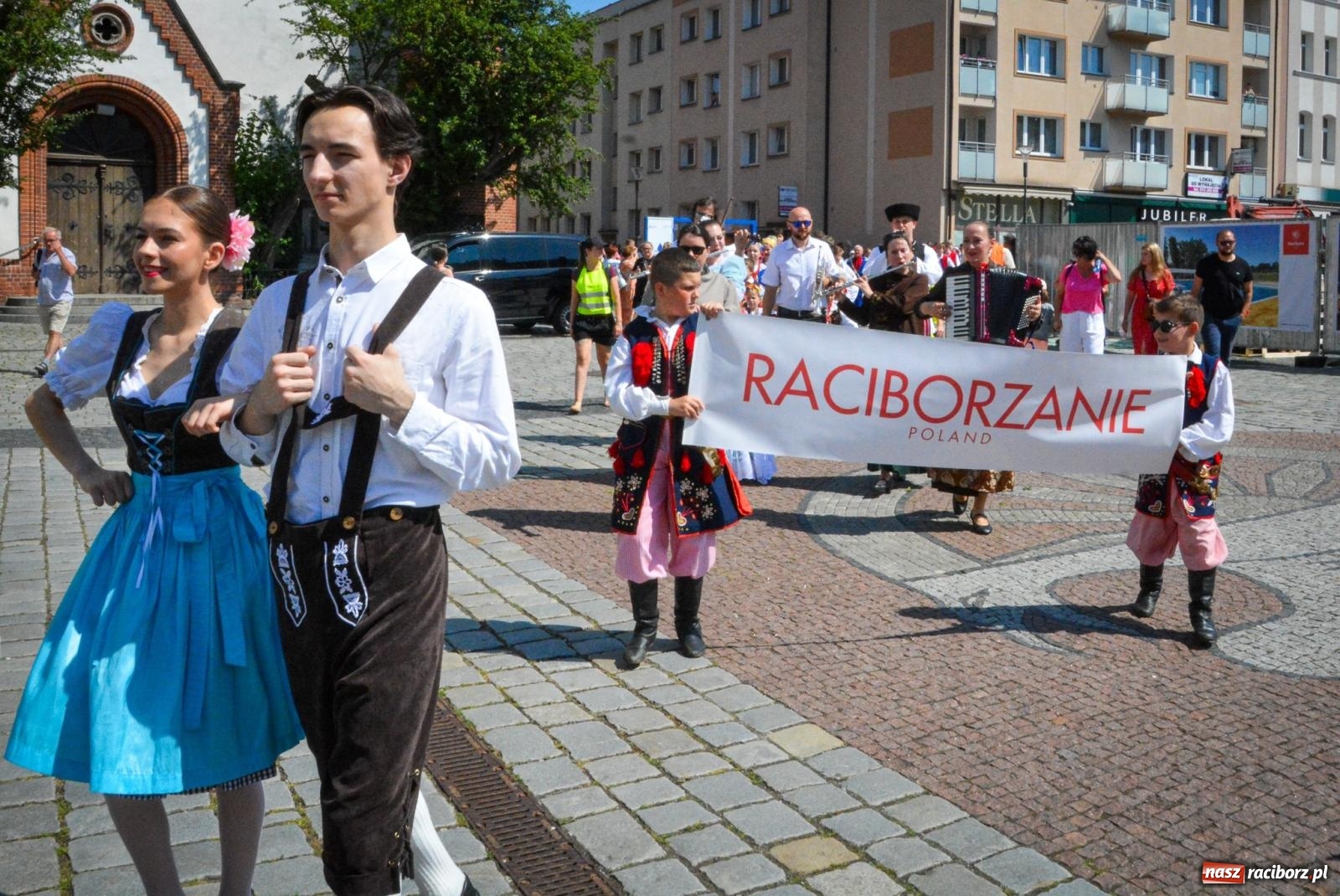 Zdjęcie w galerii na portalu naszraciborz.pl: Międzynarodowe Spotkania Artystyczne w Raciborzu. Barwny korowód przeszedł ulicami miasta wiadomości z regionu