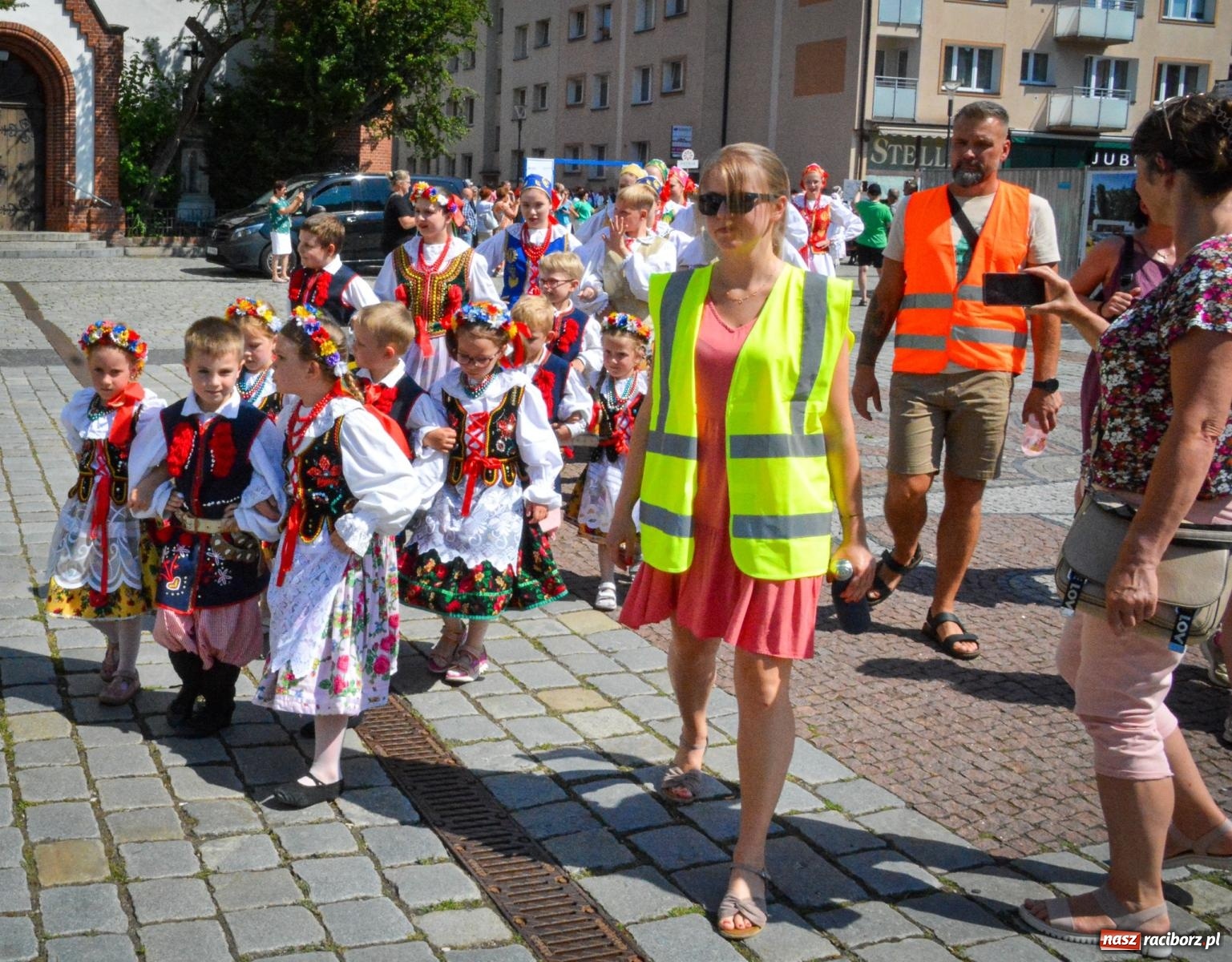 Zdjęcie w galerii na portalu naszraciborz.pl: Międzynarodowe Spotkania Artystyczne w Raciborzu. Barwny korowód przeszedł ulicami miasta wiadomości z regionu