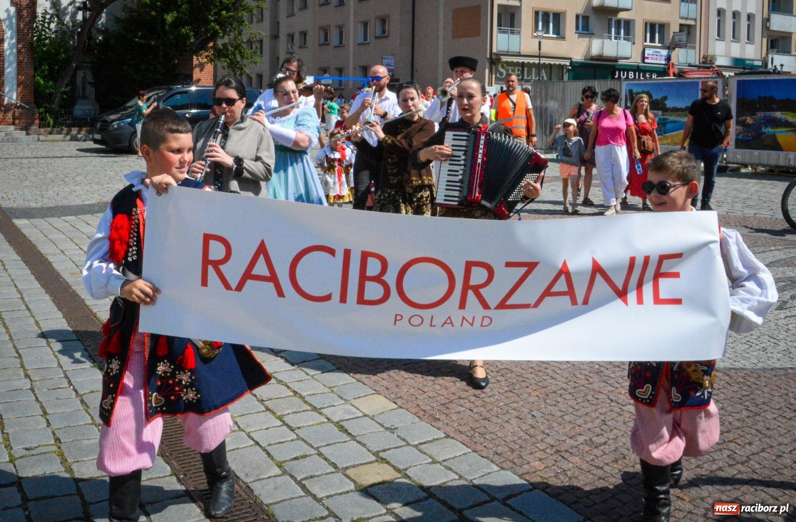 Zdjęcie w galerii na portalu naszraciborz.pl: Międzynarodowe Spotkania Artystyczne w Raciborzu. Barwny korowód przeszedł ulicami miasta wiadomości z regionu