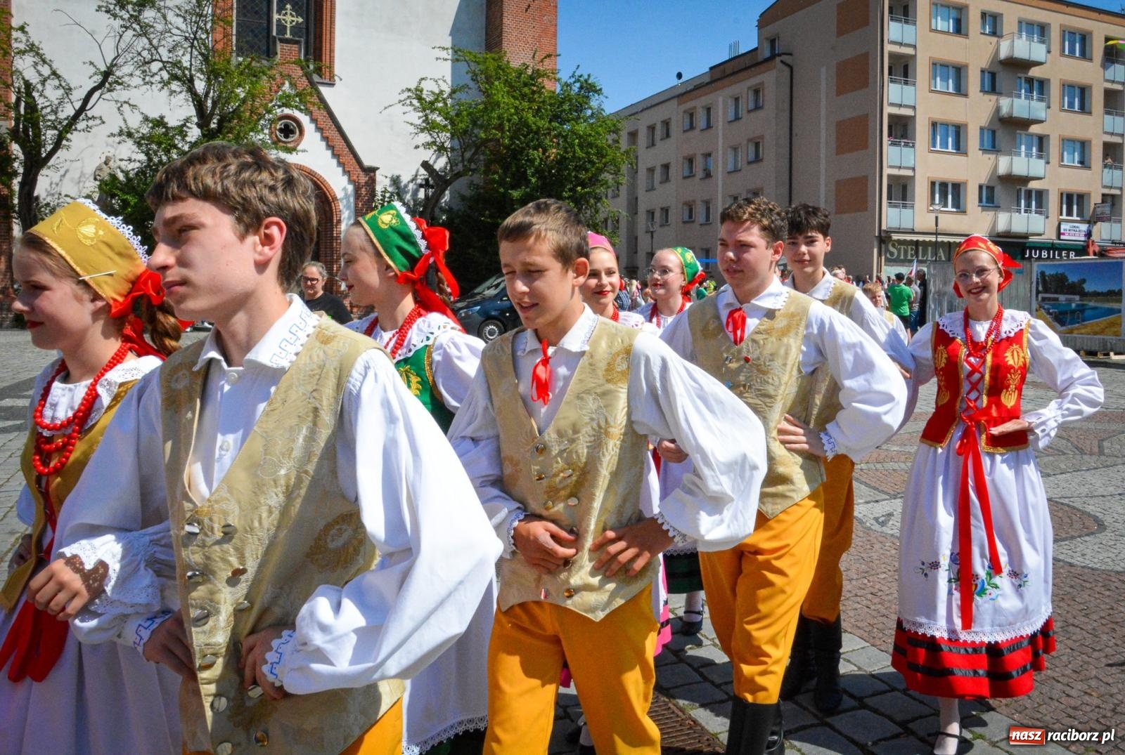 Zdjęcie w galerii na portalu naszraciborz.pl: Międzynarodowe Spotkania Artystyczne w Raciborzu. Barwny korowód przeszedł ulicami miasta wiadomości z regionu