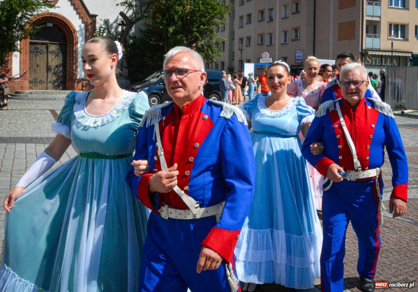 Zdjęcie w galerii na portalu naszraciborz.pl: Międzynarodowe Spotkania Artystyczne w Raciborzu. Barwny korowód przeszedł ulicami miasta wiadomości z regionu