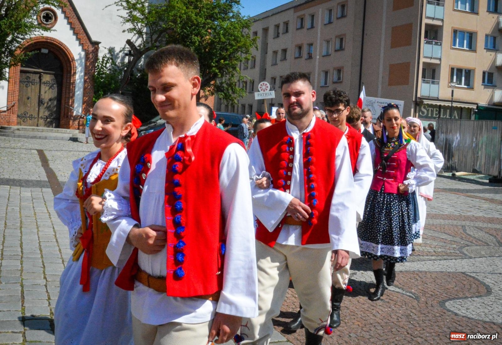 Zdjęcie w galerii na portalu naszraciborz.pl: Międzynarodowe Spotkania Artystyczne w Raciborzu. Barwny korowód przeszedł ulicami miasta wiadomości z regionu
