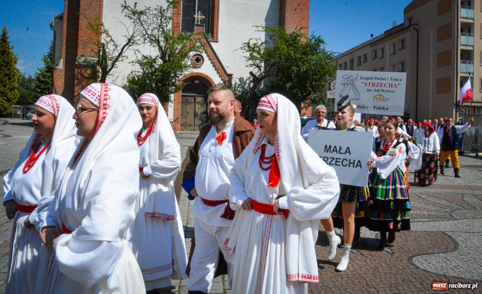 Zdjęcie w galerii na portalu naszraciborz.pl: Międzynarodowe Spotkania Artystyczne w Raciborzu. Barwny korowód przeszedł ulicami miasta wiadomości z regionu