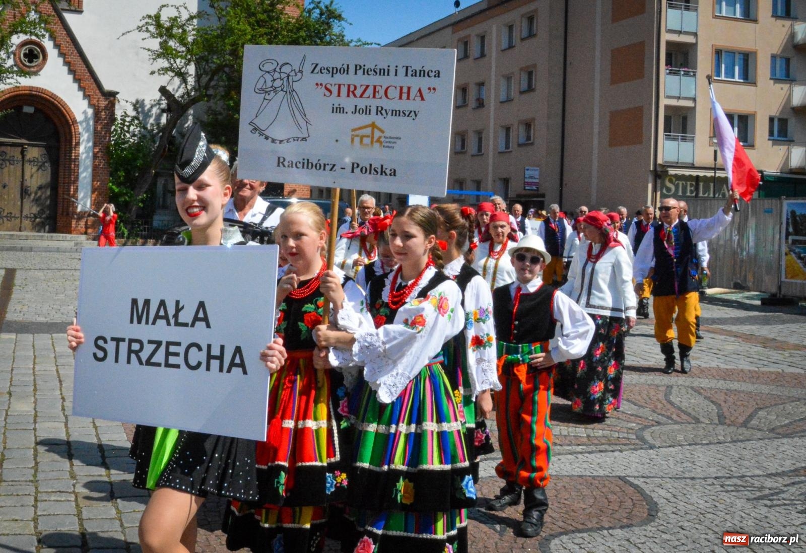 Zdjęcie w galerii na portalu naszraciborz.pl: Międzynarodowe Spotkania Artystyczne w Raciborzu. Barwny korowód przeszedł ulicami miasta wiadomości z regionu