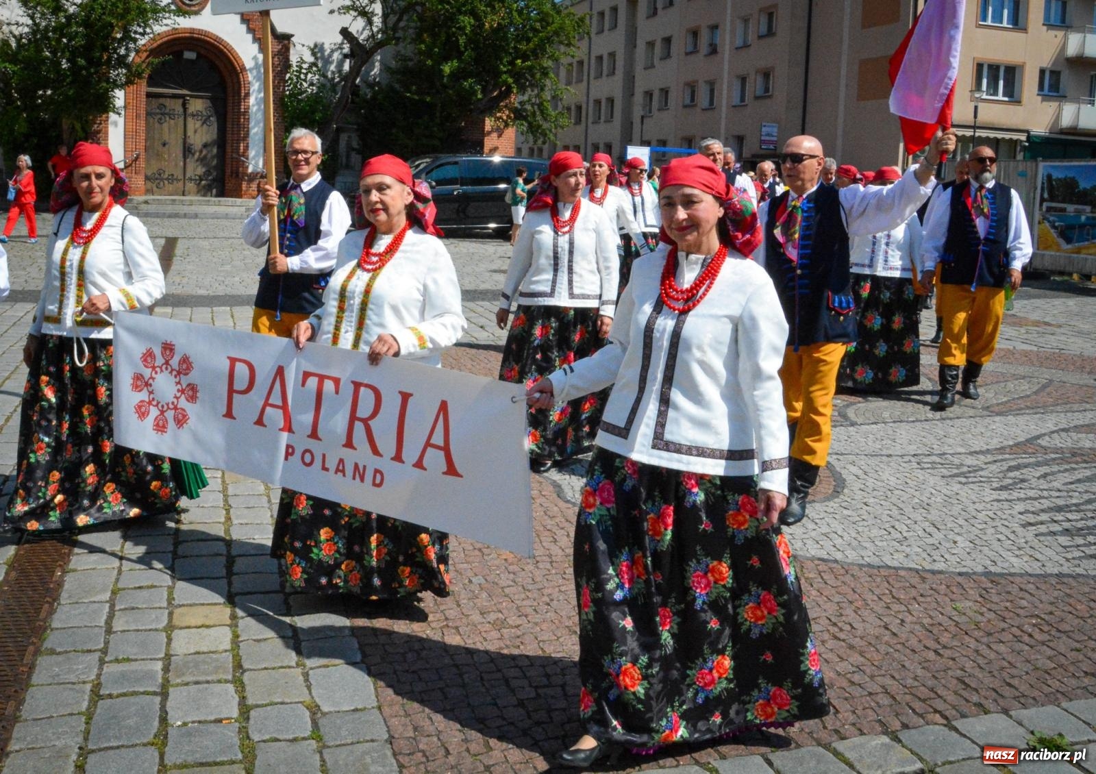 Zdjęcie w galerii na portalu naszraciborz.pl: Międzynarodowe Spotkania Artystyczne w Raciborzu. Barwny korowód przeszedł ulicami miasta wiadomości z regionu