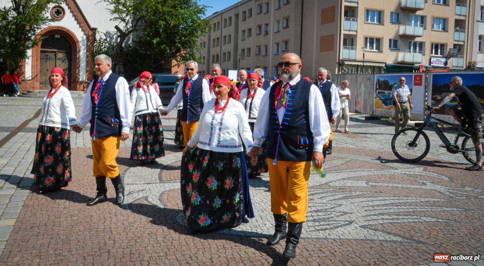 Zdjęcie w galerii na portalu naszraciborz.pl: Międzynarodowe Spotkania Artystyczne w Raciborzu. Barwny korowód przeszedł ulicami miasta wiadomości z regionu