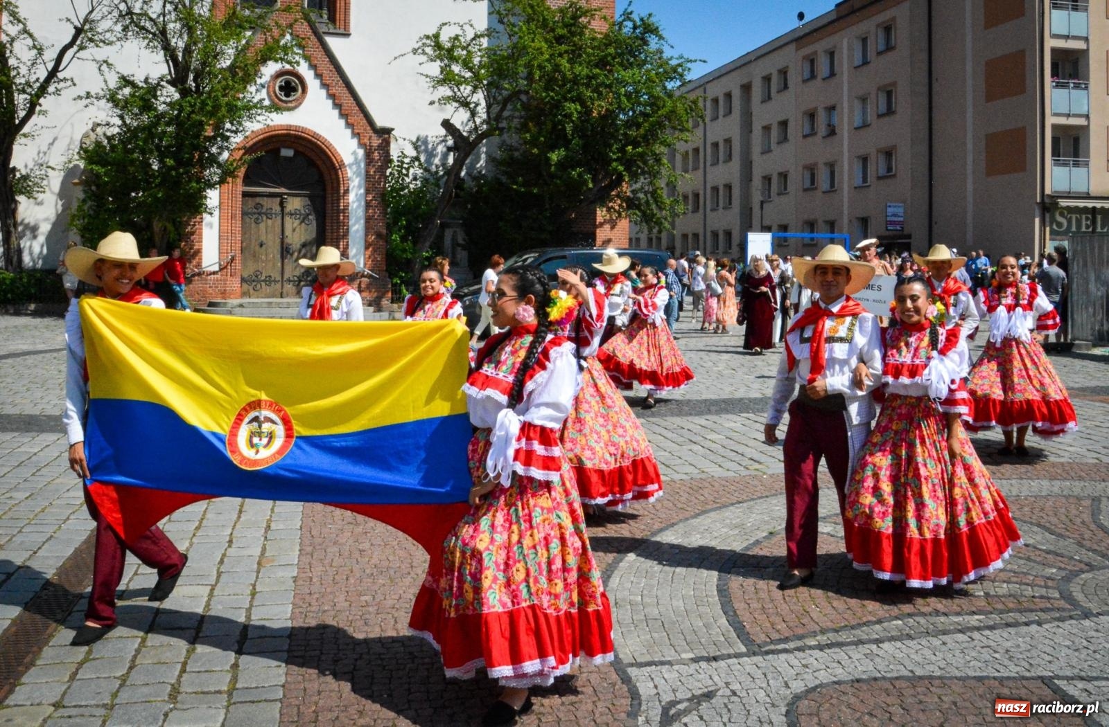 Zdjęcie w galerii na portalu naszraciborz.pl: Międzynarodowe Spotkania Artystyczne w Raciborzu. Barwny korowód przeszedł ulicami miasta wiadomości z regionu