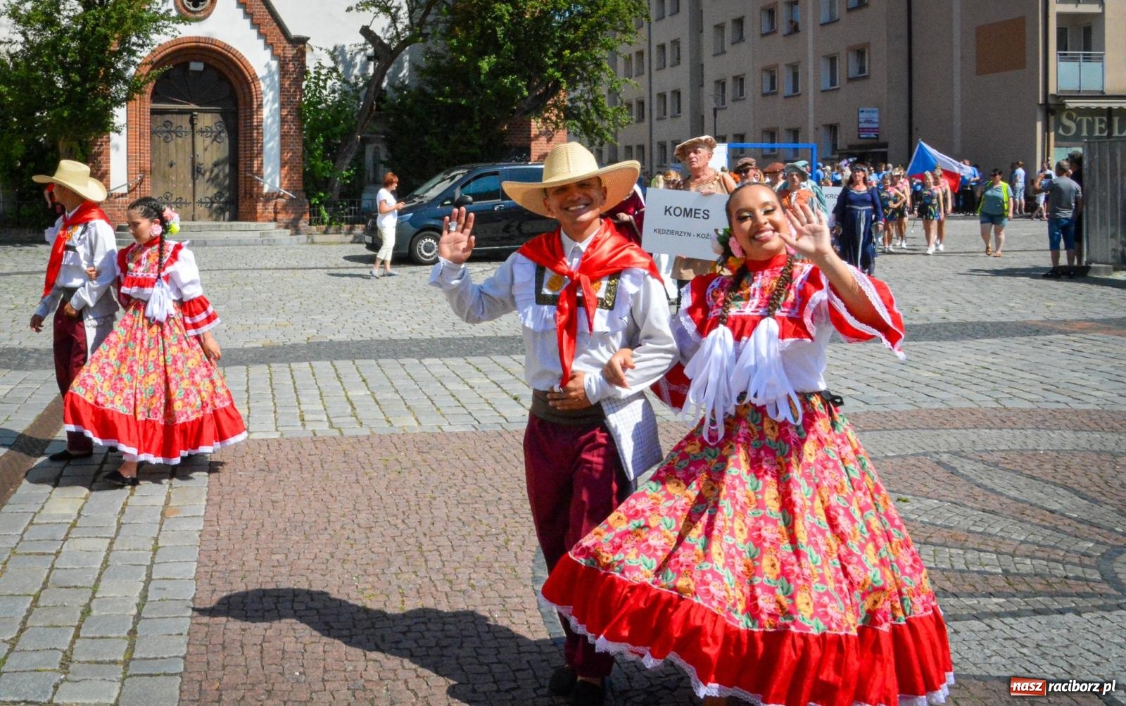Zdjęcie w galerii na portalu naszraciborz.pl: Międzynarodowe Spotkania Artystyczne w Raciborzu. Barwny korowód przeszedł ulicami miasta wiadomości z regionu