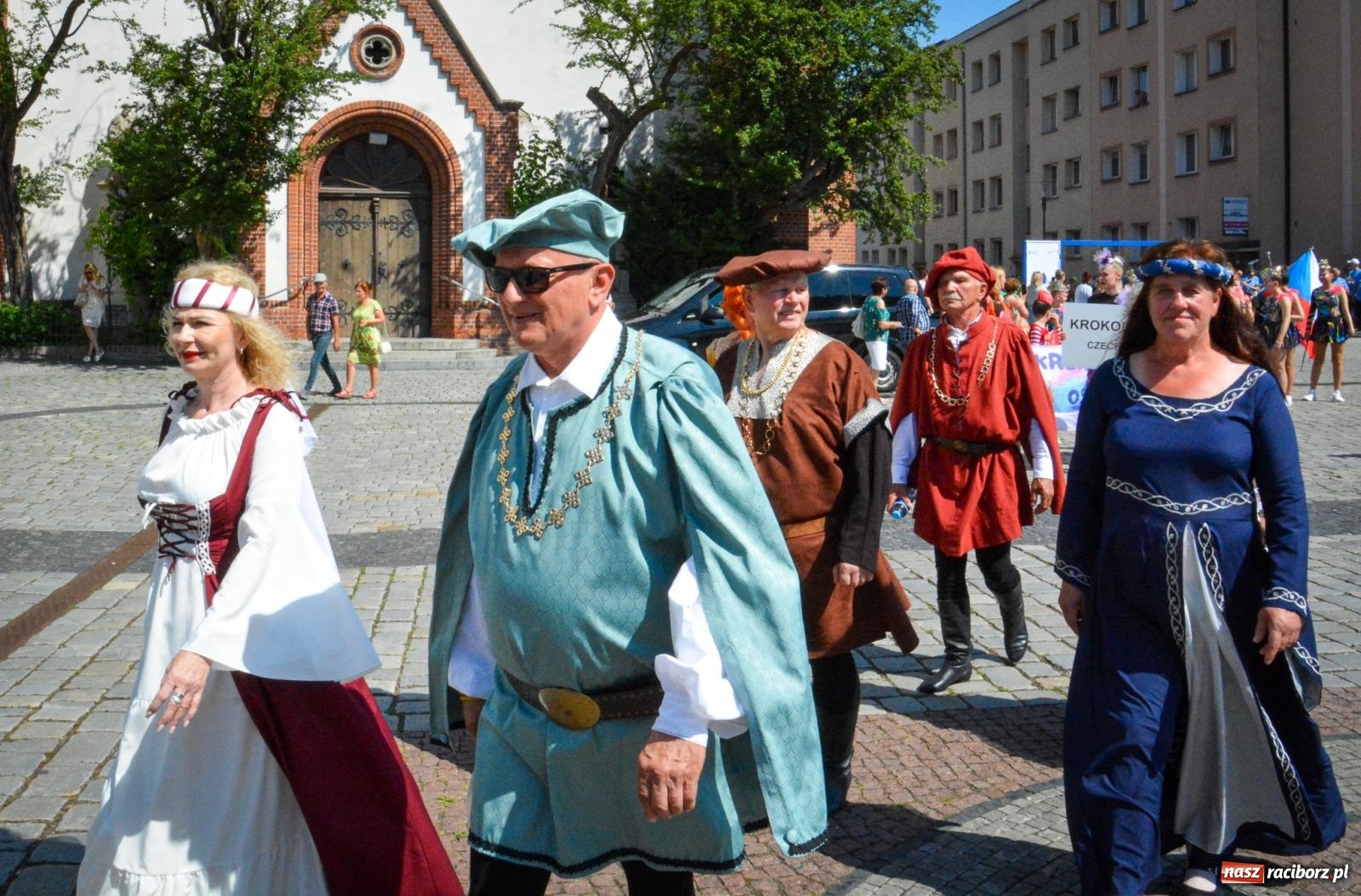 Zdjęcie w galerii na portalu naszraciborz.pl: Międzynarodowe Spotkania Artystyczne w Raciborzu. Barwny korowód przeszedł ulicami miasta wiadomości z regionu
