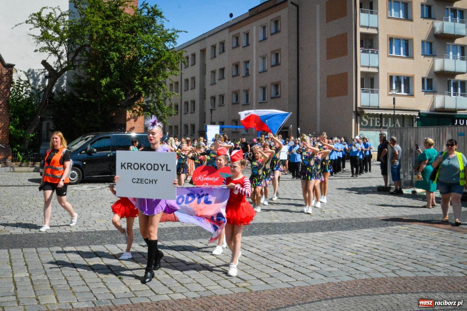 Zdjęcie w galerii na portalu naszraciborz.pl: Międzynarodowe Spotkania Artystyczne w Raciborzu. Barwny korowód przeszedł ulicami miasta wiadomości z regionu