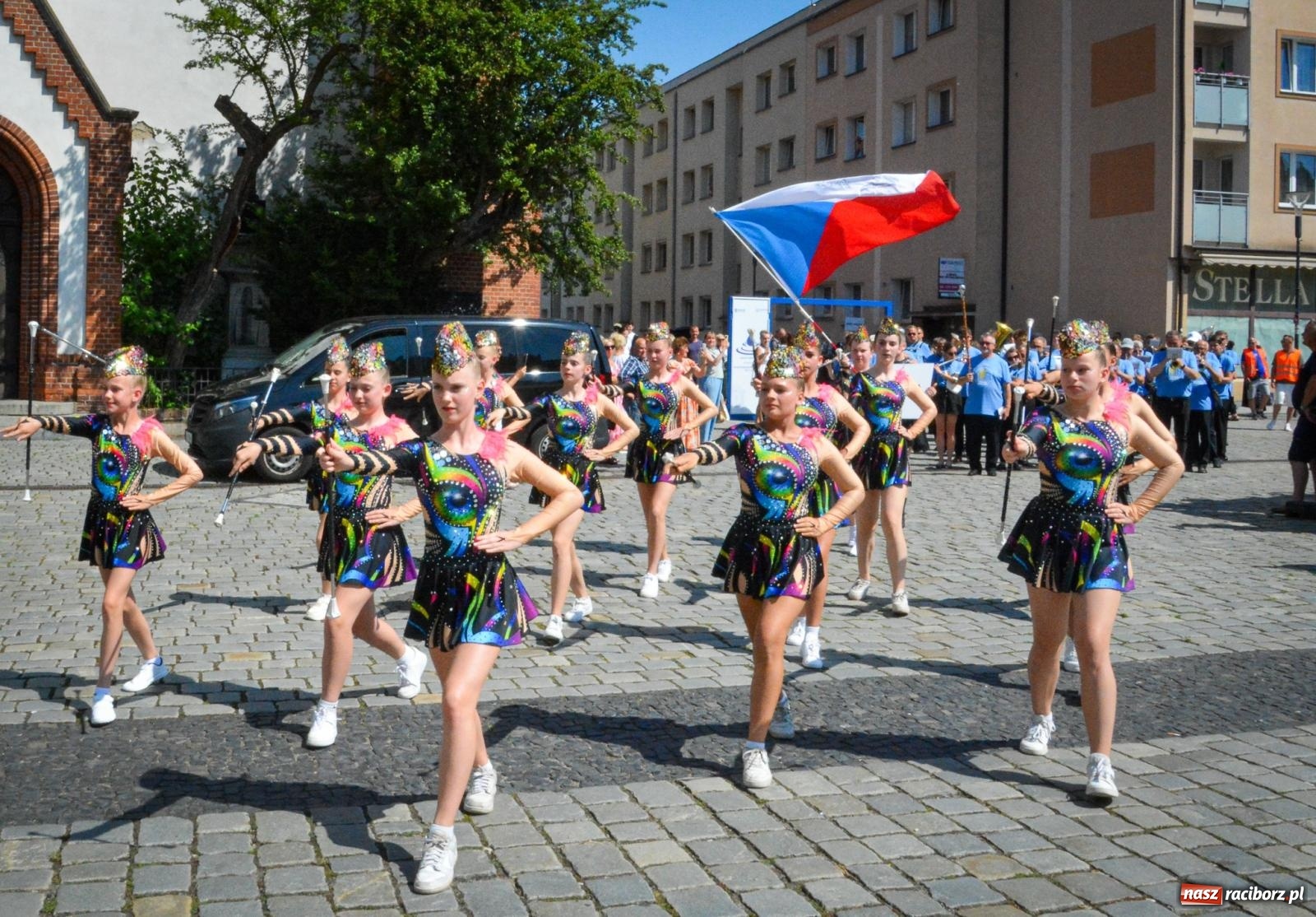 Zdjęcie w galerii na portalu naszraciborz.pl: Międzynarodowe Spotkania Artystyczne w Raciborzu. Barwny korowód przeszedł ulicami miasta wiadomości z regionu