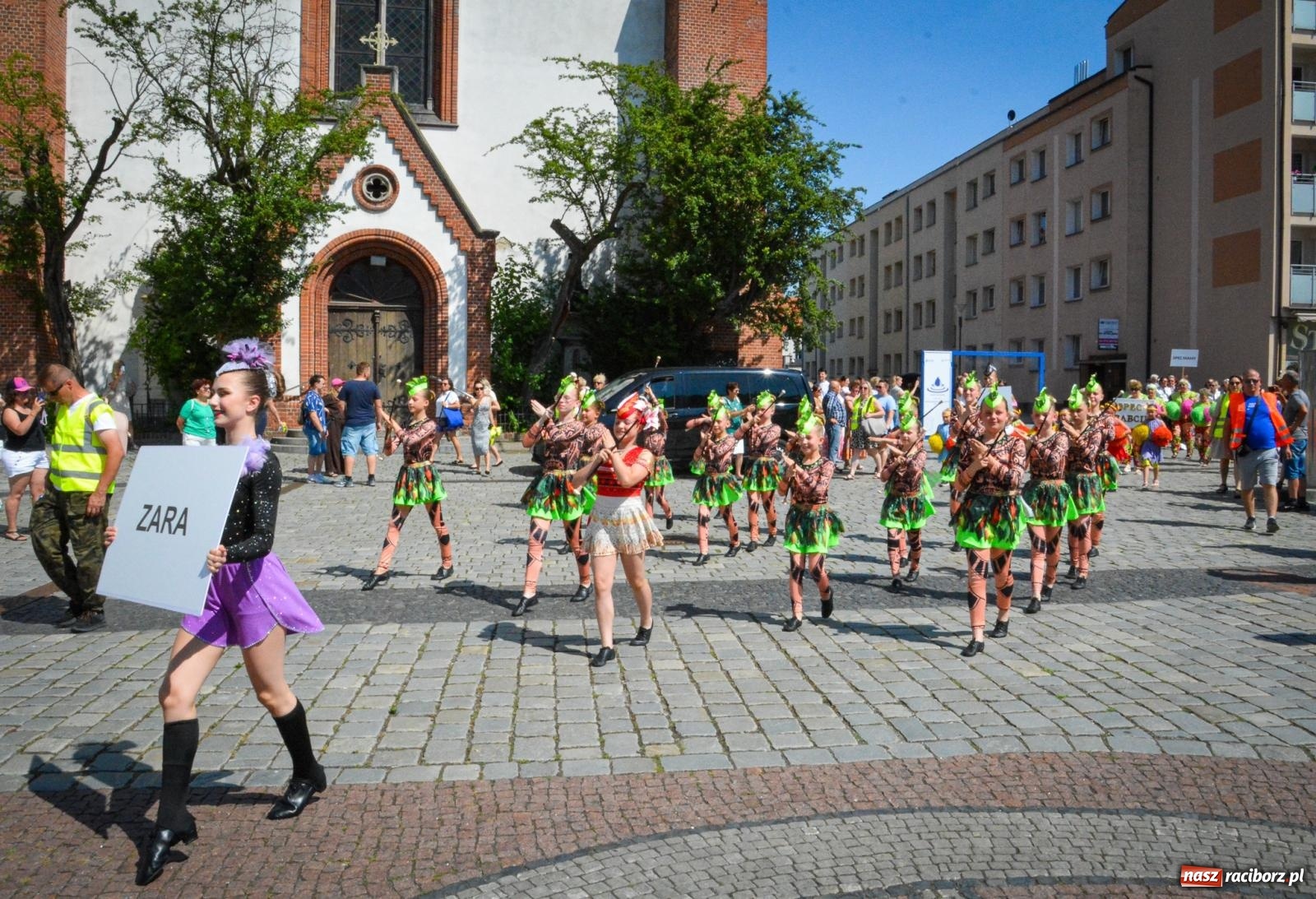 Zdjęcie w galerii na portalu naszraciborz.pl: Międzynarodowe Spotkania Artystyczne w Raciborzu. Barwny korowód przeszedł ulicami miasta wiadomości z regionu