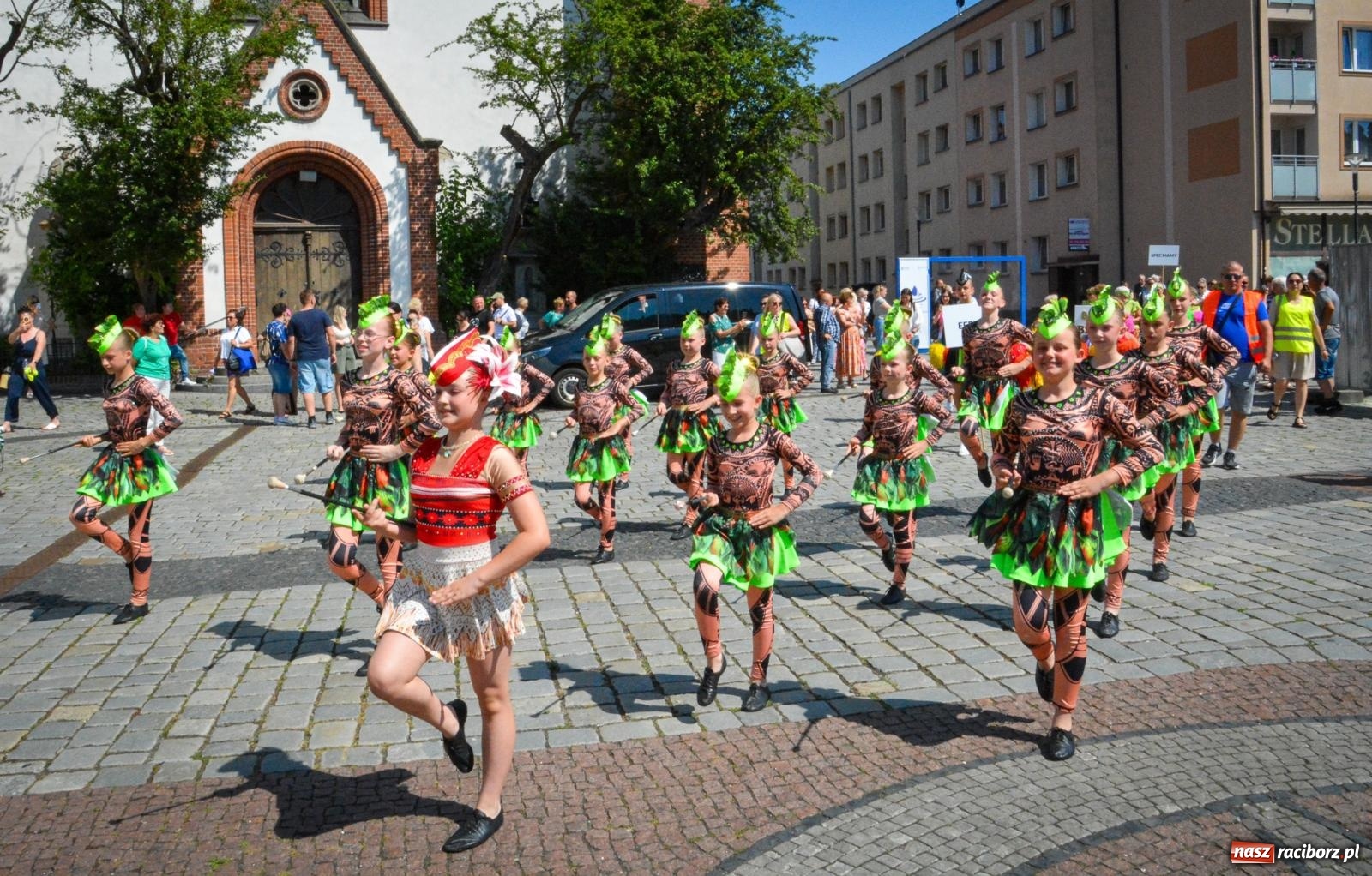 Zdjęcie w galerii na portalu naszraciborz.pl: Międzynarodowe Spotkania Artystyczne w Raciborzu. Barwny korowód przeszedł ulicami miasta wiadomości z regionu