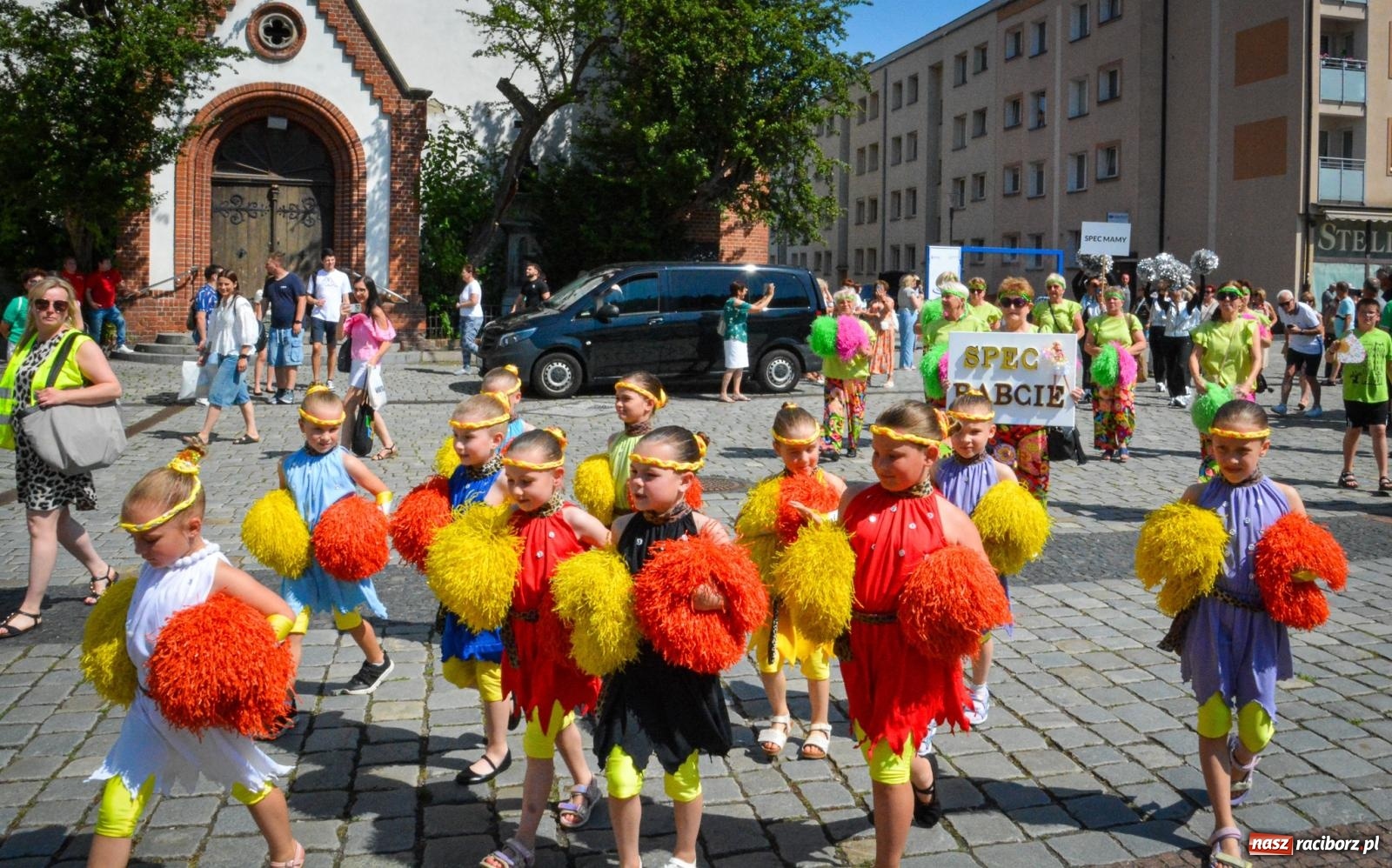 Zdjęcie w galerii na portalu naszraciborz.pl: Międzynarodowe Spotkania Artystyczne w Raciborzu. Barwny korowód przeszedł ulicami miasta wiadomości z regionu