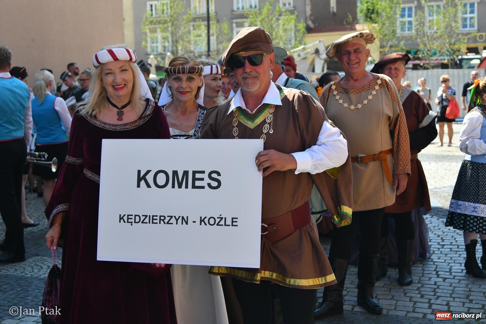 Zdjęcie w galerii na portalu naszraciborz.pl: Międzynarodowe Spotkania Artystyczne w Raciborzu. Barwny korowód przeszedł ulicami miasta wiadomości z regionu