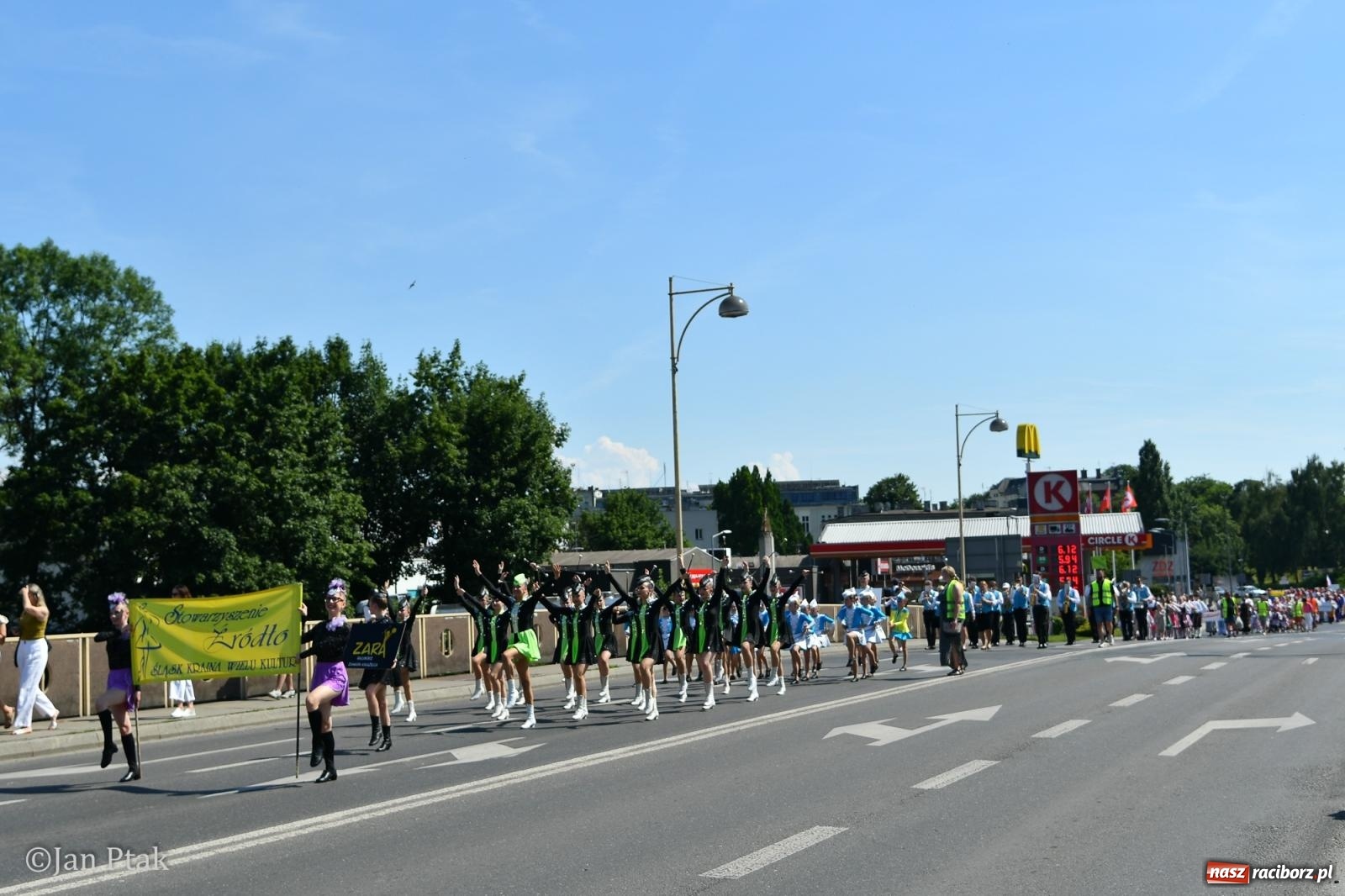 Zdjęcie w galerii na portalu naszraciborz.pl: Międzynarodowe Spotkania Artystyczne w Raciborzu. Barwny korowód przeszedł ulicami miasta wiadomości z regionu