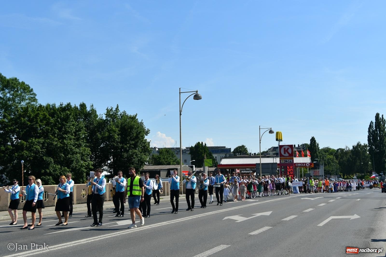 Zdjęcie w galerii na portalu naszraciborz.pl: Międzynarodowe Spotkania Artystyczne w Raciborzu. Barwny korowód przeszedł ulicami miasta wiadomości z regionu