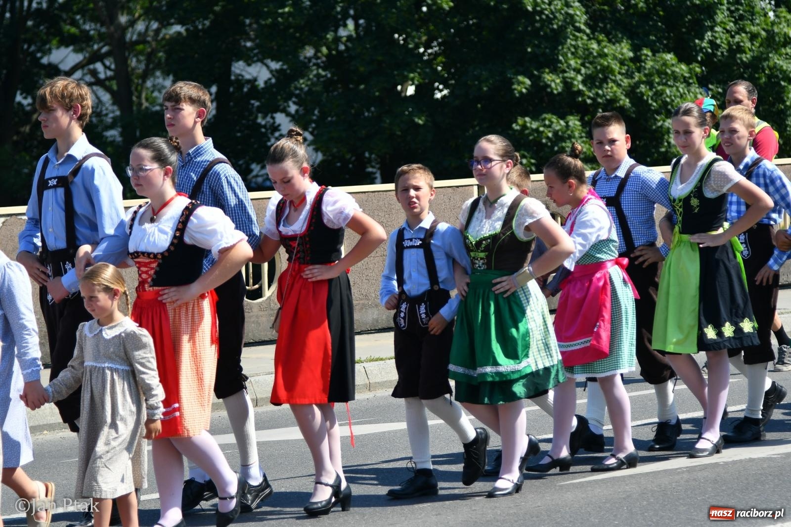 Zdjęcie w galerii na portalu naszraciborz.pl: Międzynarodowe Spotkania Artystyczne w Raciborzu. Barwny korowód przeszedł ulicami miasta wiadomości z regionu