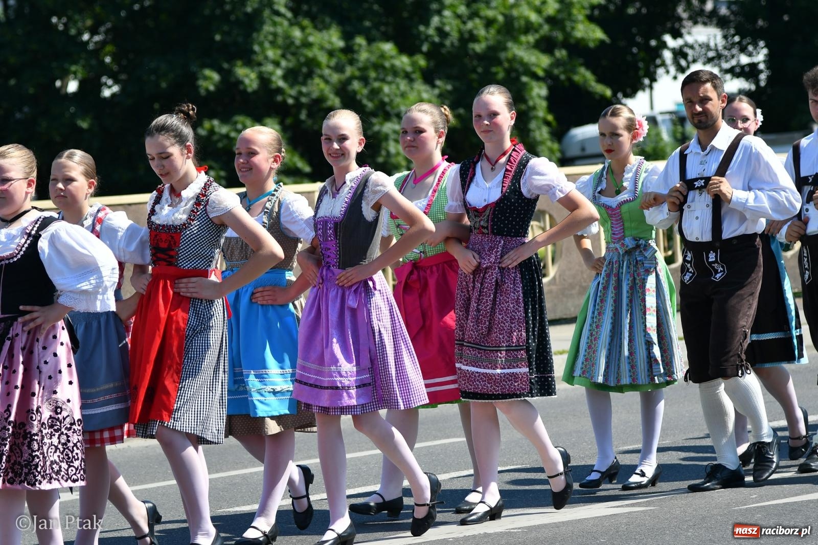 Zdjęcie w galerii na portalu naszraciborz.pl: Międzynarodowe Spotkania Artystyczne w Raciborzu. Barwny korowód przeszedł ulicami miasta wiadomości z regionu