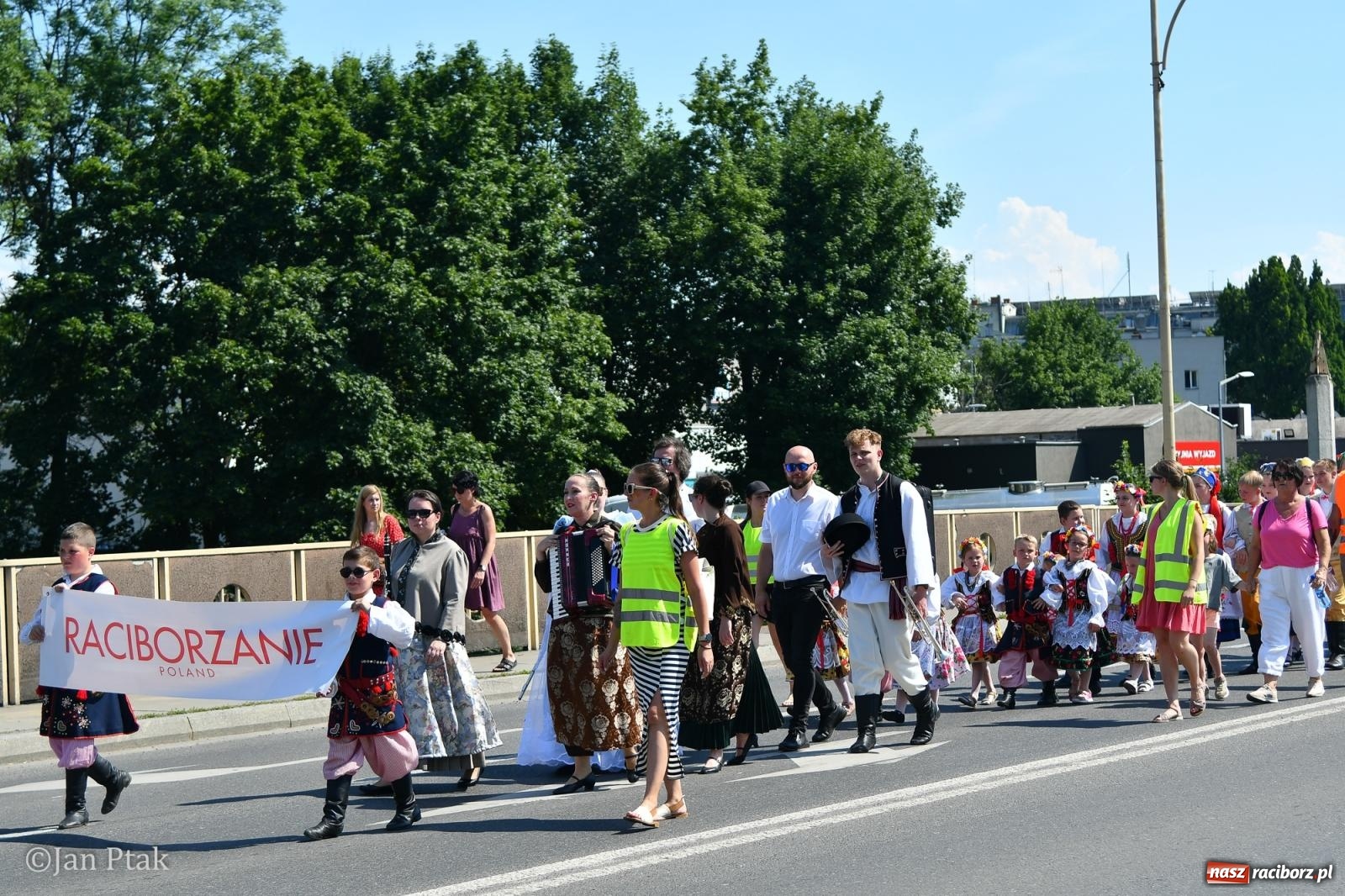 Zdjęcie w galerii na portalu naszraciborz.pl: Międzynarodowe Spotkania Artystyczne w Raciborzu. Barwny korowód przeszedł ulicami miasta wiadomości z regionu