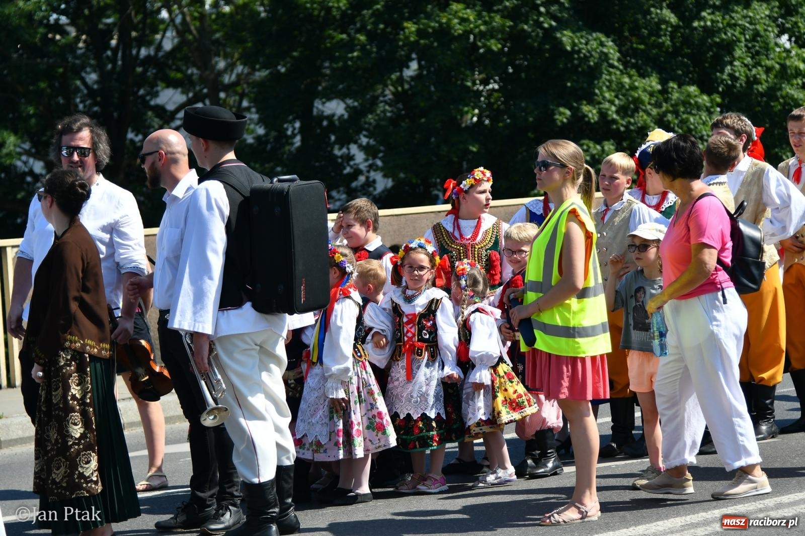 Zdjęcie w galerii na portalu naszraciborz.pl: Międzynarodowe Spotkania Artystyczne w Raciborzu. Barwny korowód przeszedł ulicami miasta wiadomości z regionu