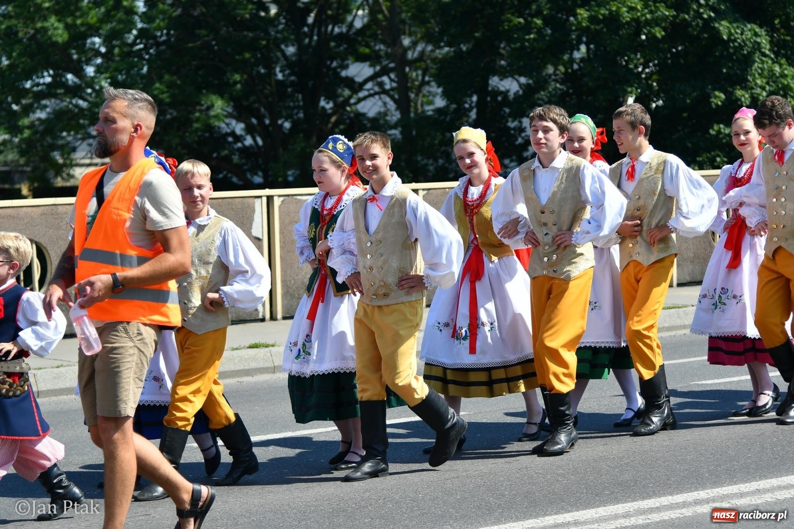 Zdjęcie w galerii na portalu naszraciborz.pl: Międzynarodowe Spotkania Artystyczne w Raciborzu. Barwny korowód przeszedł ulicami miasta wiadomości z regionu