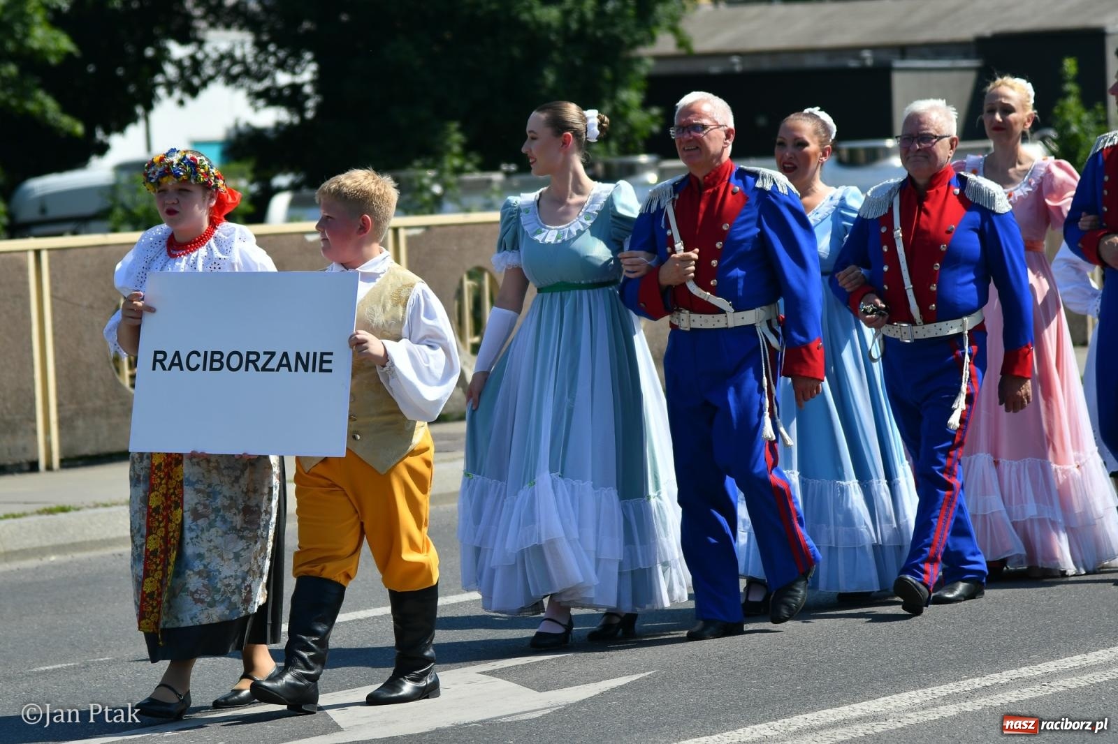 Zdjęcie w galerii na portalu naszraciborz.pl: Międzynarodowe Spotkania Artystyczne w Raciborzu. Barwny korowód przeszedł ulicami miasta wiadomości z regionu
